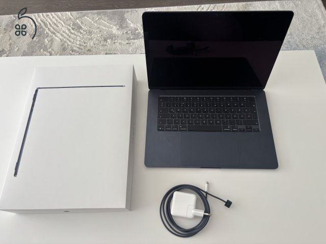 Eladó 15” MacBook Air M4 (2025) laptop asztroszürke színben.