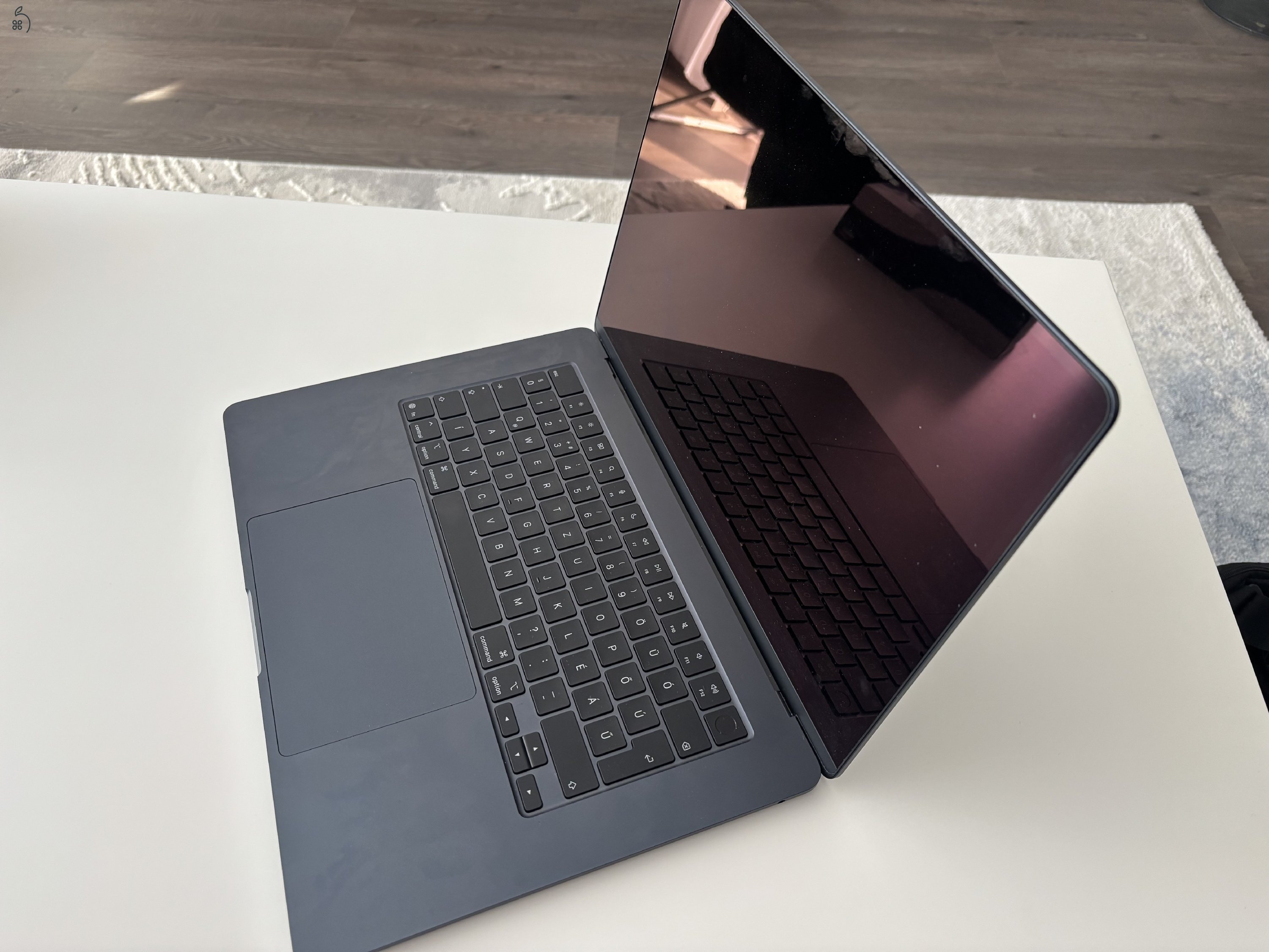 Eladó 15” MacBook Air M4 (2025) laptop asztroszürke színben.
