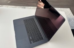 Eladó 15” MacBook Air M4 (2025) laptop asztroszürke színben.