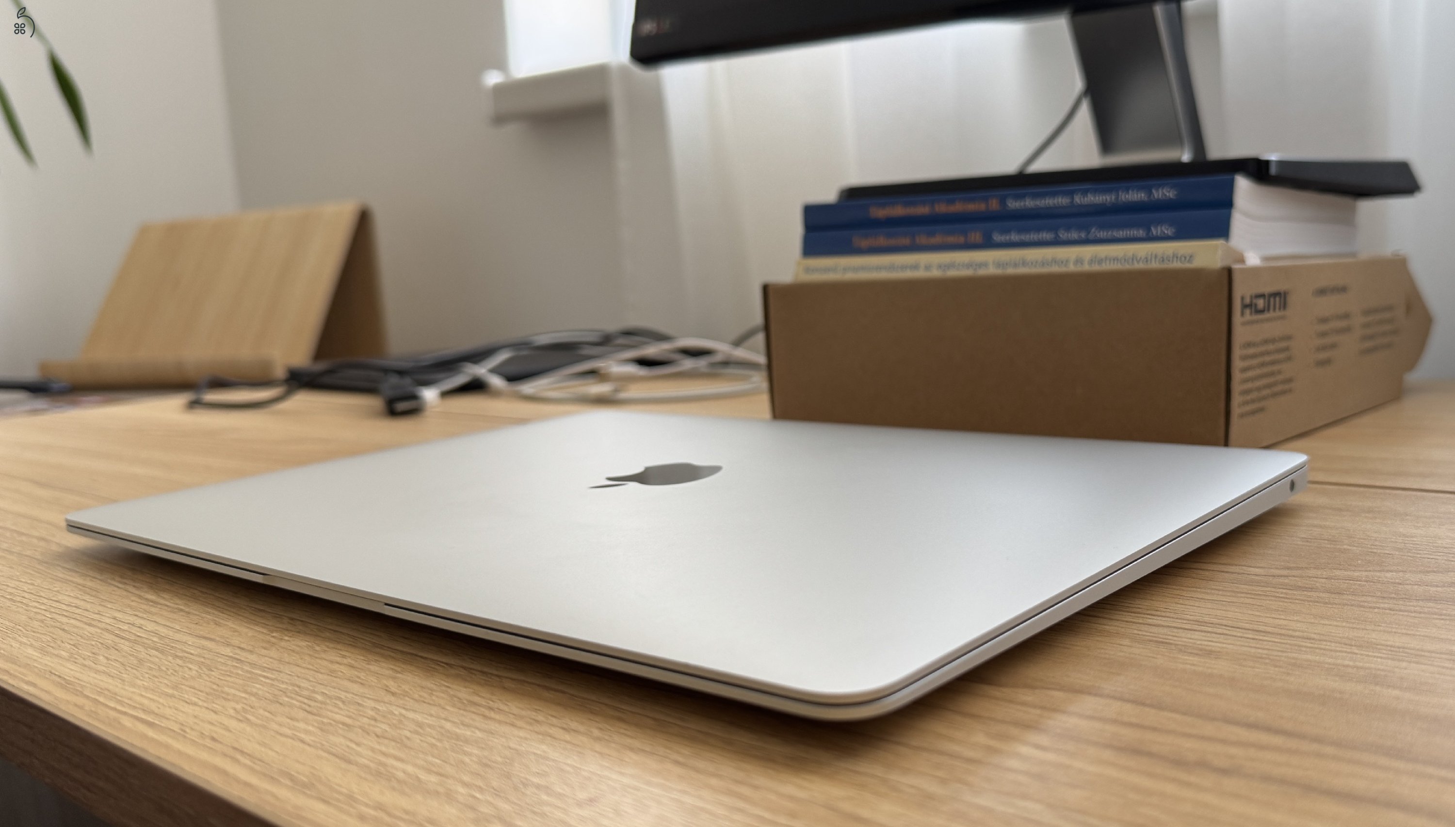 Apple MacBook Air 13 (2020) M1 8GB/256GB – újszerű, szép állapot – 94% akku (126 ciklus)