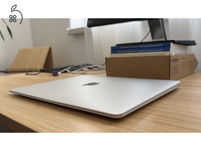 Apple MacBook Air 13 (2020) M1 8GB/256GB – újszerű, szép állapot – 94% akku (126 ciklus)