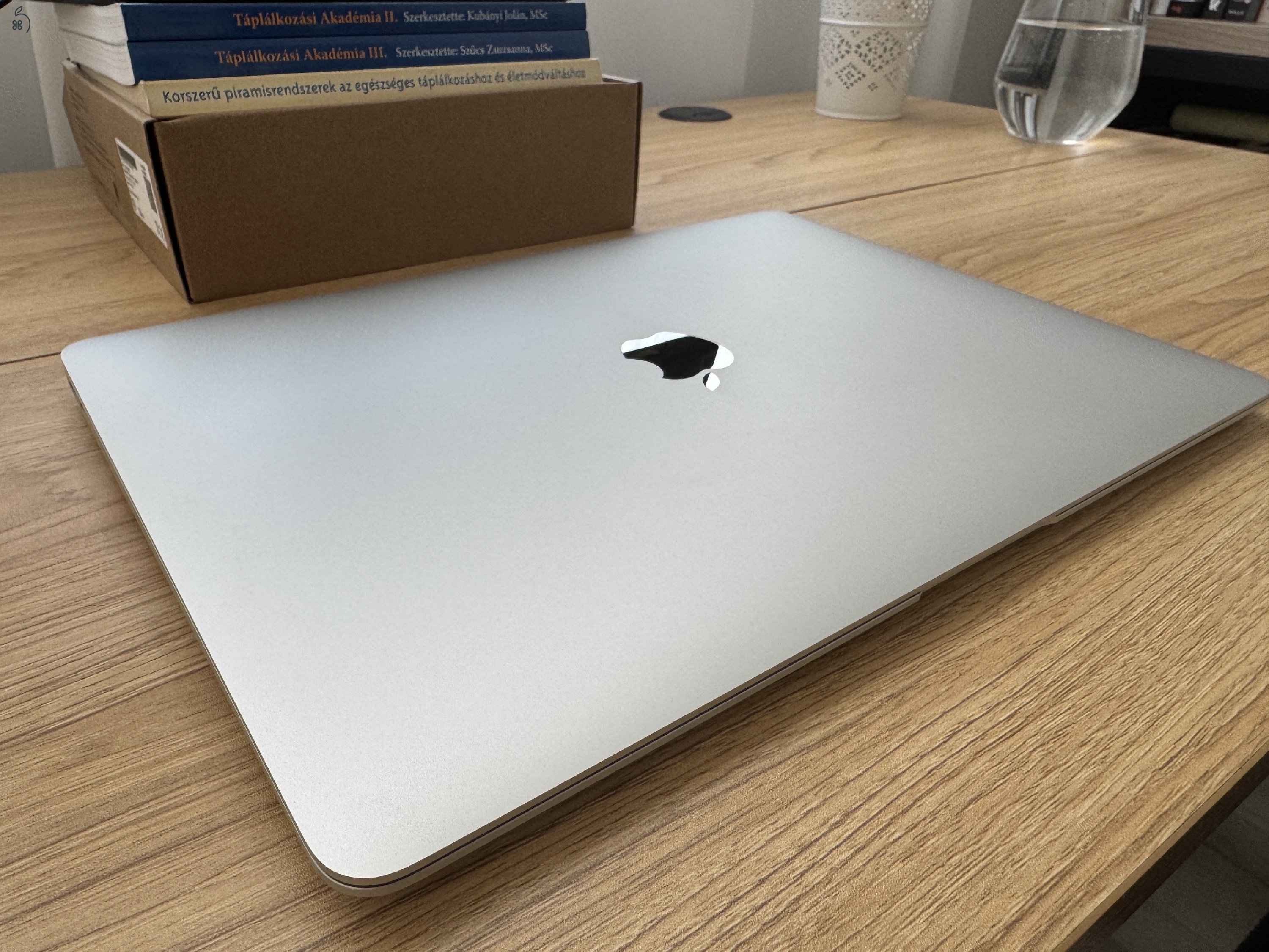 Apple MacBook Air 13 (2020) M1 8GB/256GB – újszerű, szép állapot – 94% akku (126 ciklus)