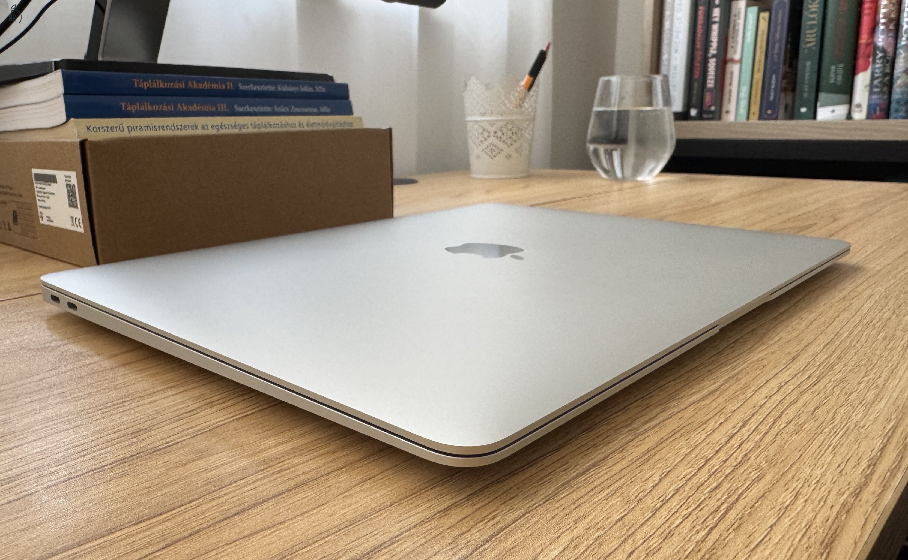 Apple MacBook Air 13 (2020) M1 8GB/256GB – újszerű, szép állapot – 94% akku (126 ciklus)