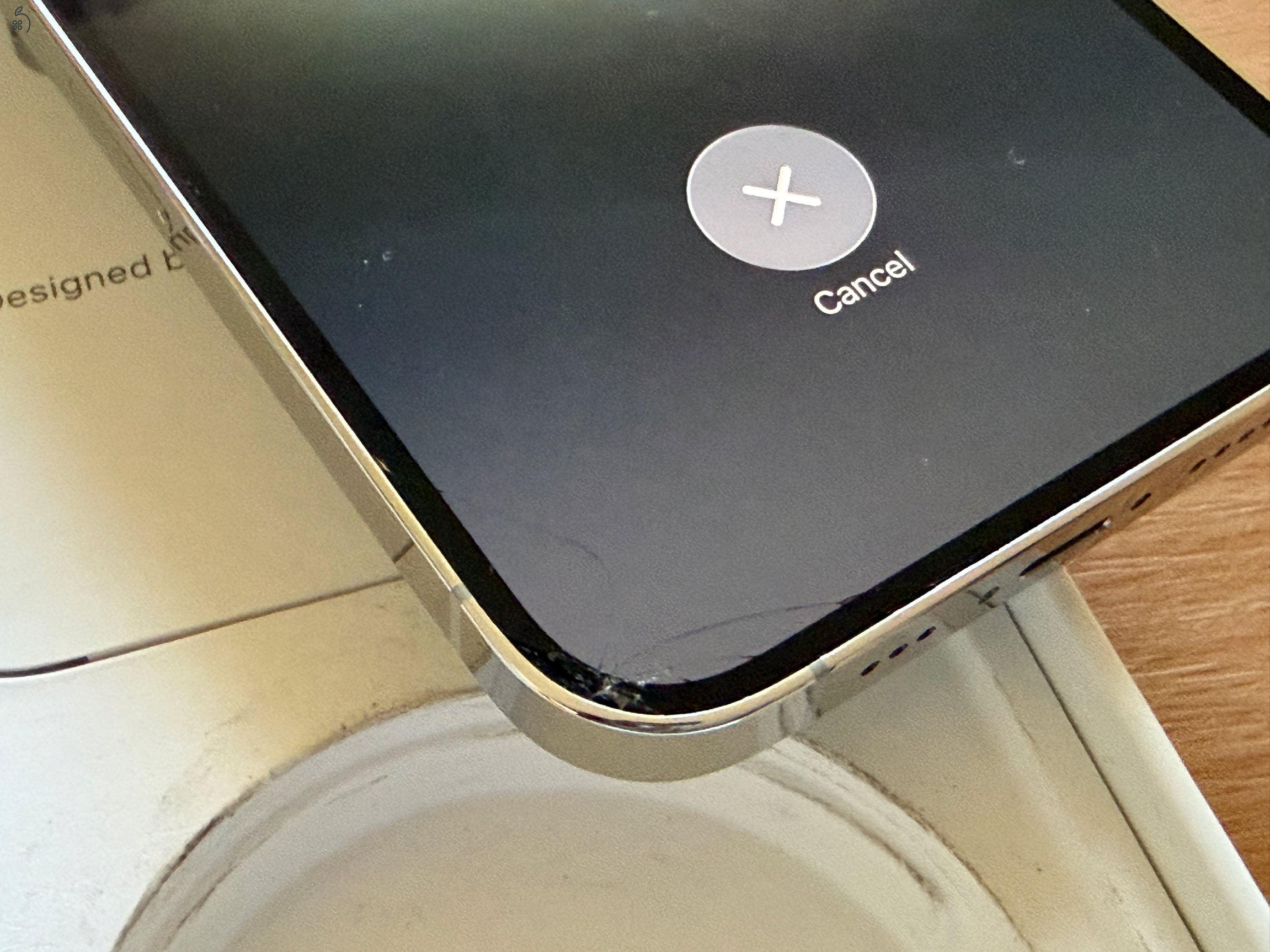 iPhone 14 Pro 256 GB ezüst, törött, hibás + bontatlan Spigen fólia, kábelek 