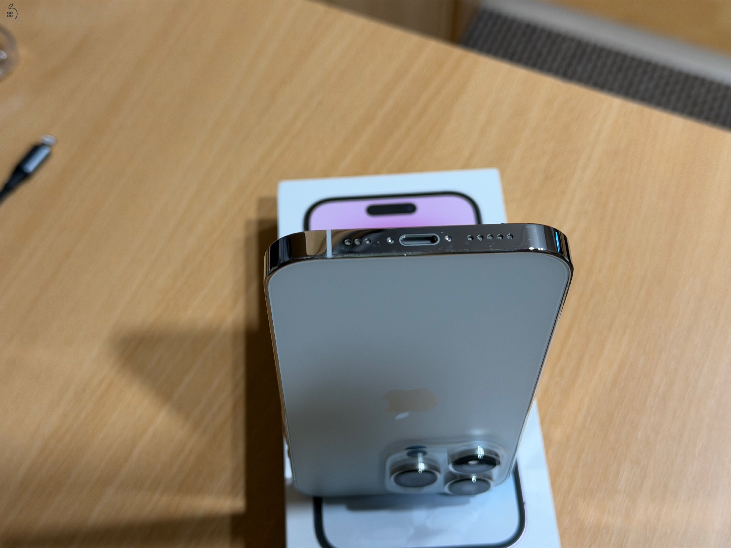 iPhone 14 Pro 256 GB ezüst, törött, hibás + bontatlan Spigen fólia, kábelek 