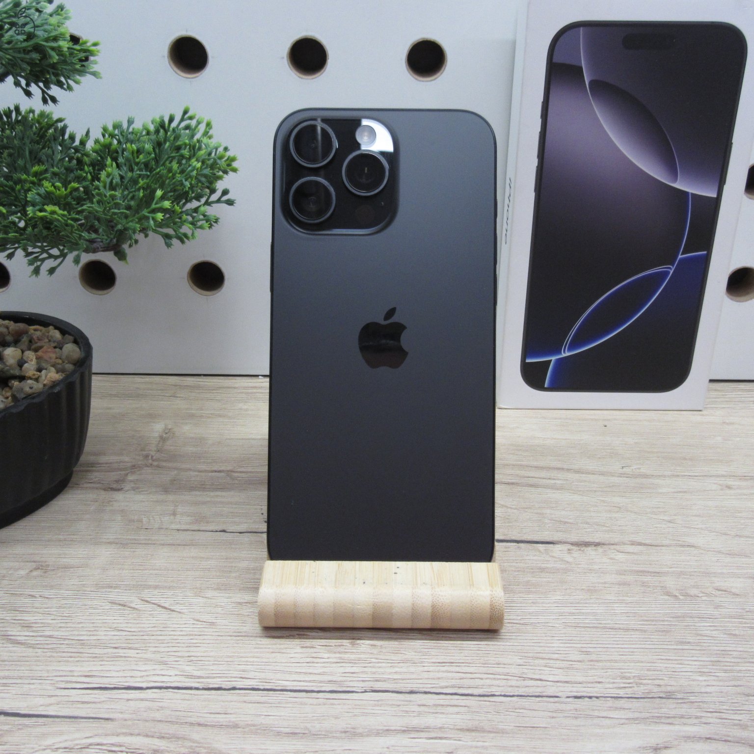 Apple iPhone 16 Pro Max Black Titanium 256GB használt karcmentes – 99% akku (281 ciklus) – Apple garancia 2026.06.02.-ig