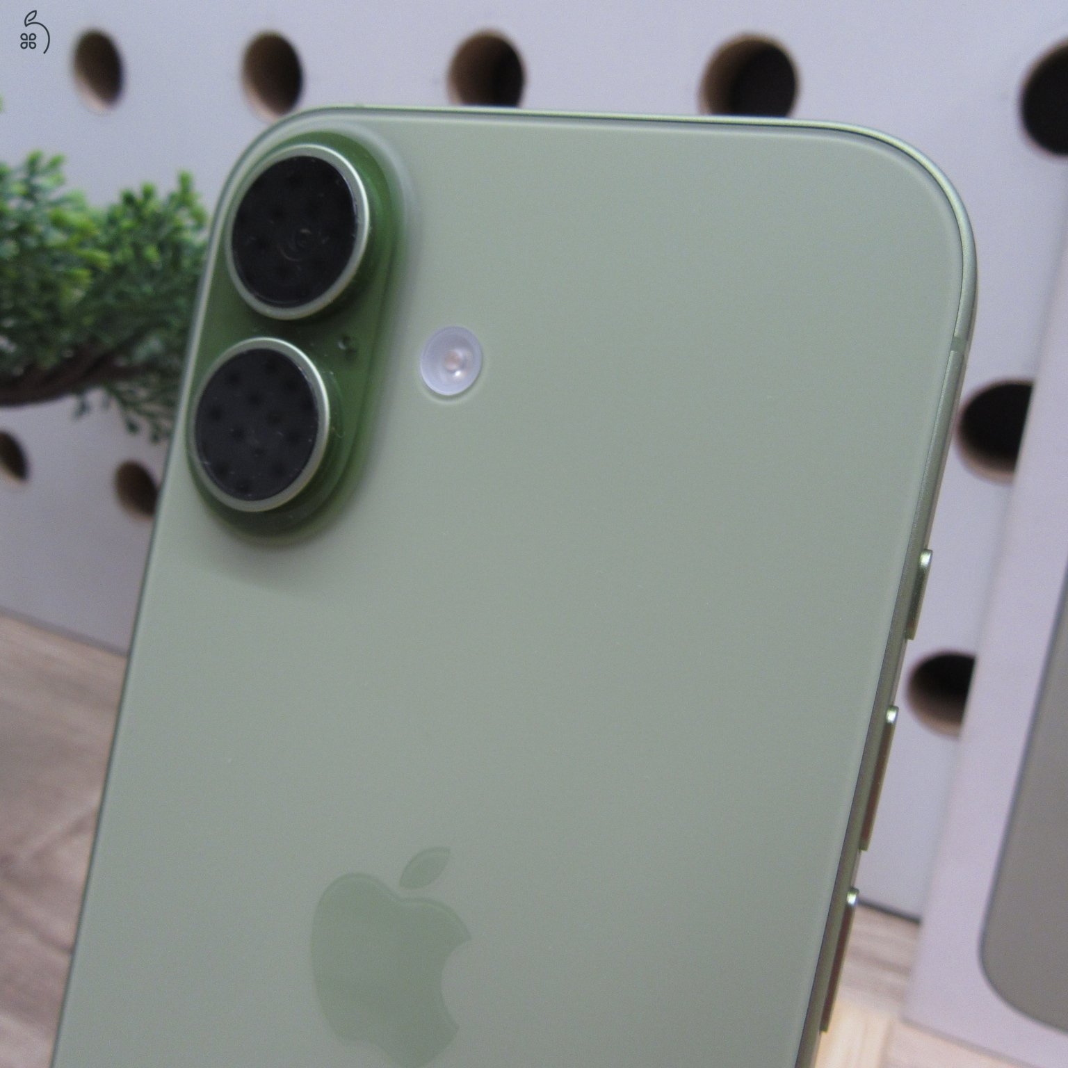 Apple iPhone 17 Sage 256GB használt karcmentes – 100% akku (4 ciklus) – garancia 2027.03.01.-ig