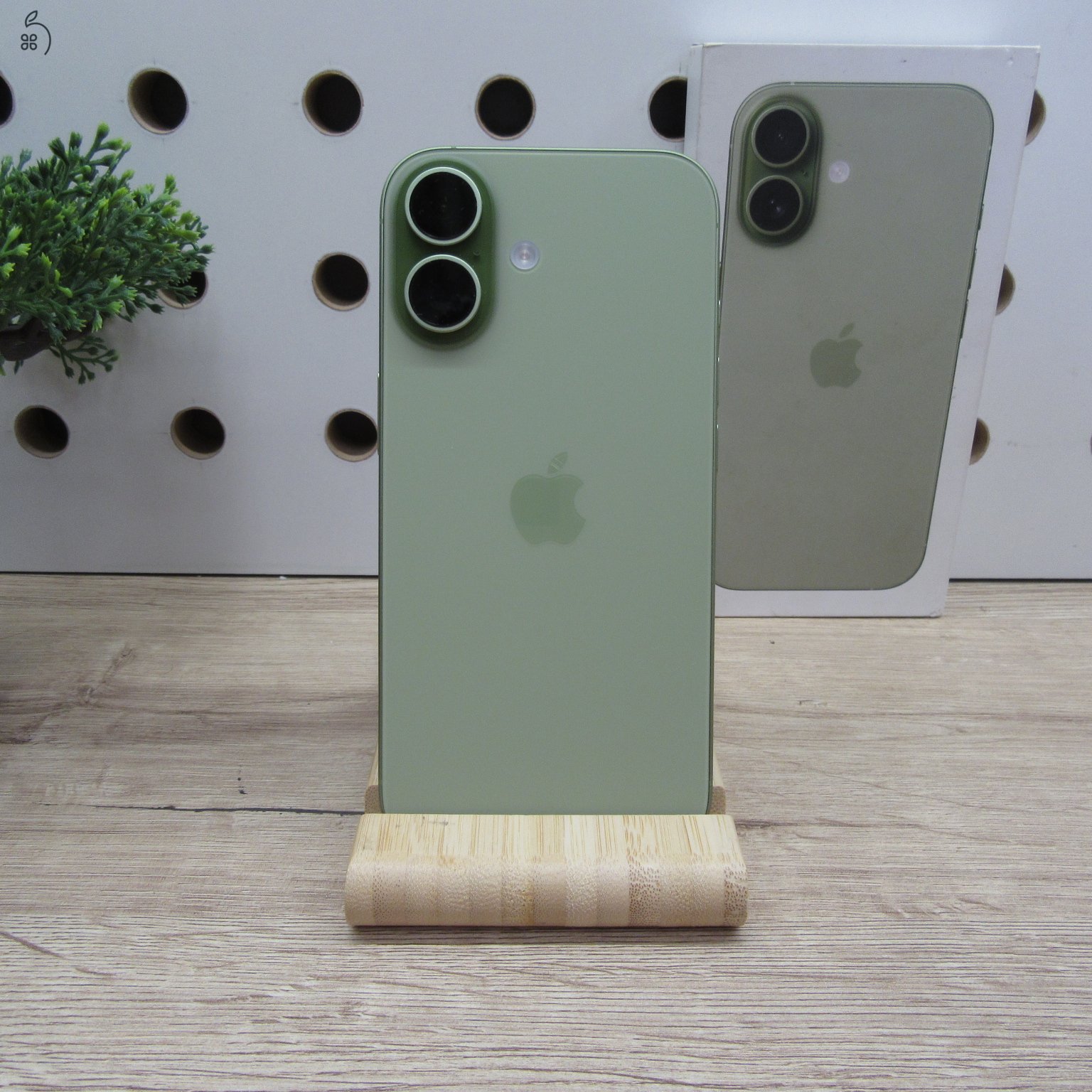 Apple iPhone 17 Sage 256GB használt karcmentes – 100% akku (4 ciklus) – garancia 2027.03.01.-ig