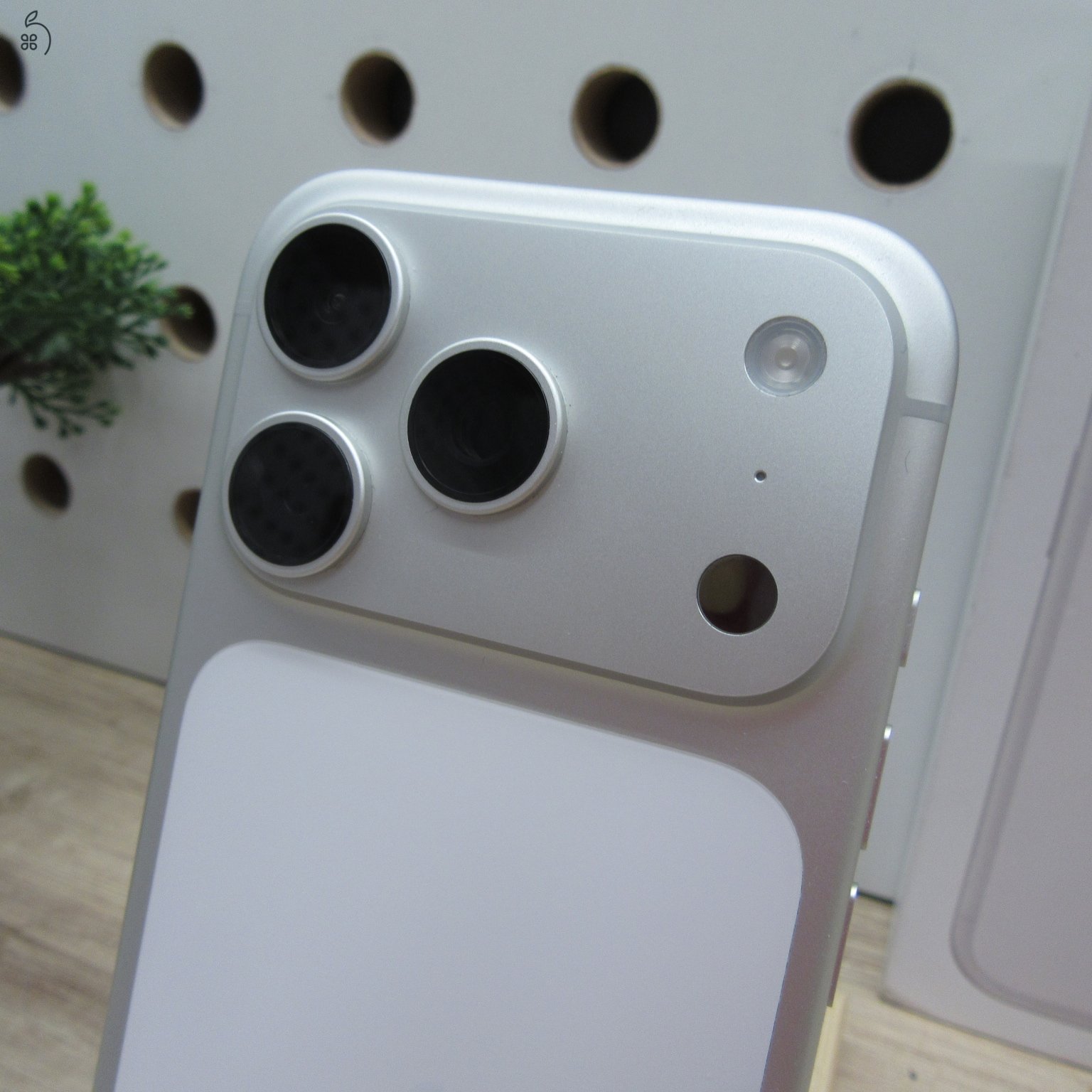 Apple iPhone 17 Pro Silver 256GB használt karcmentes – 100% akku (13 ciklus) – garancia 2027.02.18.-ig