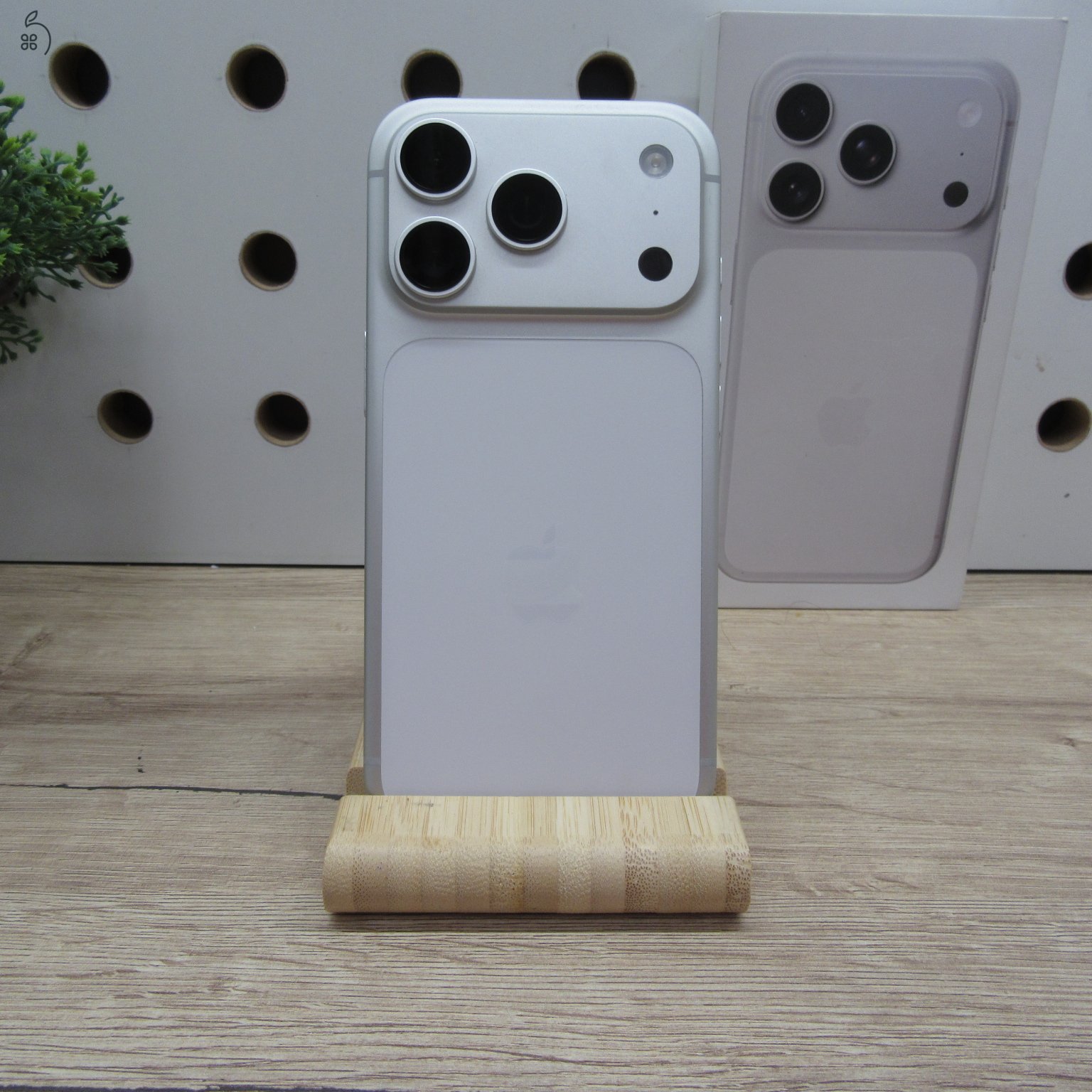 Apple iPhone 17 Pro Silver 256GB használt karcmentes – 100% akku (13 ciklus) – garancia 2027.02.18.-ig