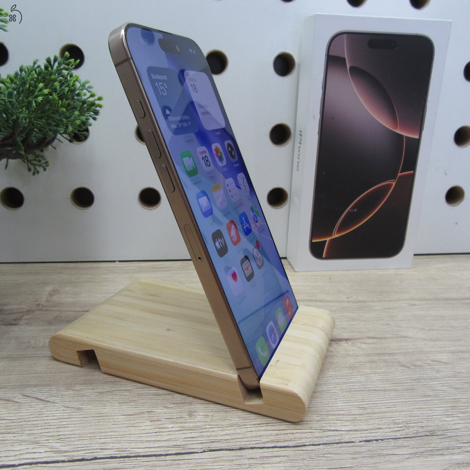 Apple iPhone 16 Pro Max Desert Titanium 256GB használt karcmentes – 89% akku (405 ciklus) – 6 hónap garancia