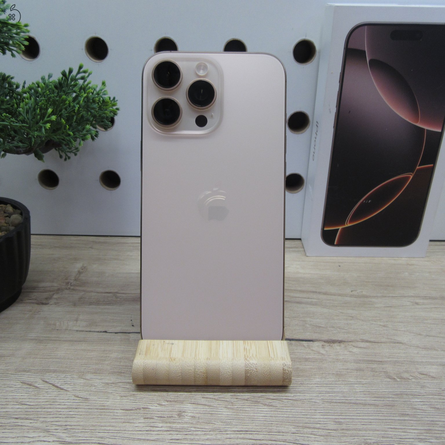 Apple iPhone 16 Pro Max Desert Titanium 256GB használt karcmentes – 89% akku (405 ciklus) – 6 hónap garancia