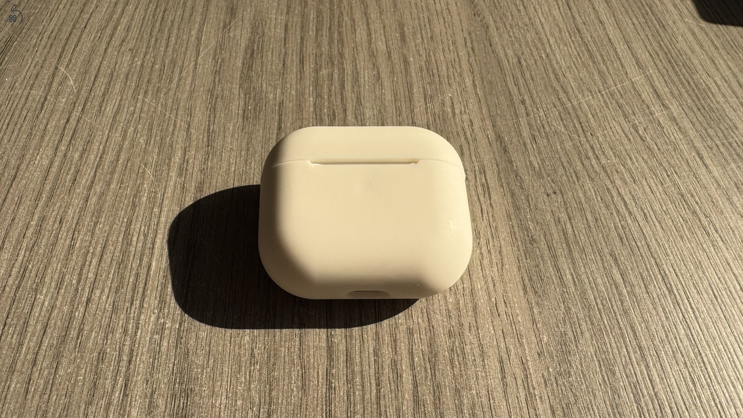 Apple AirPods (3. generáció), MagSafe/lightning töltőtokkal