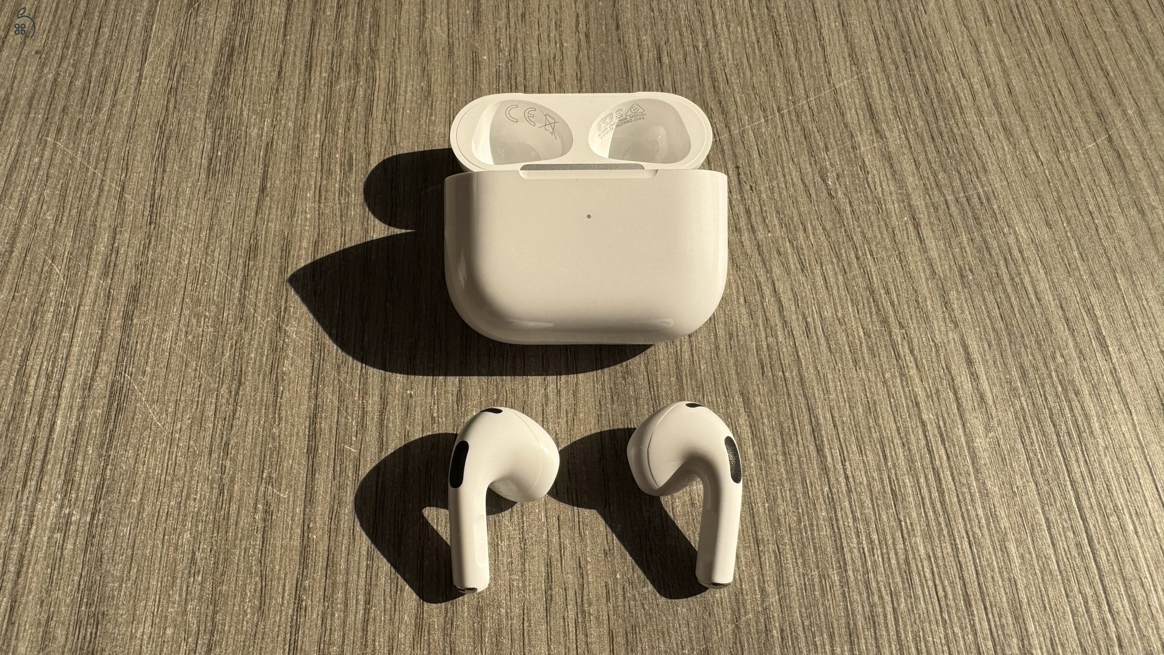 Apple AirPods (3. generáció), MagSafe/lightning töltőtokkal