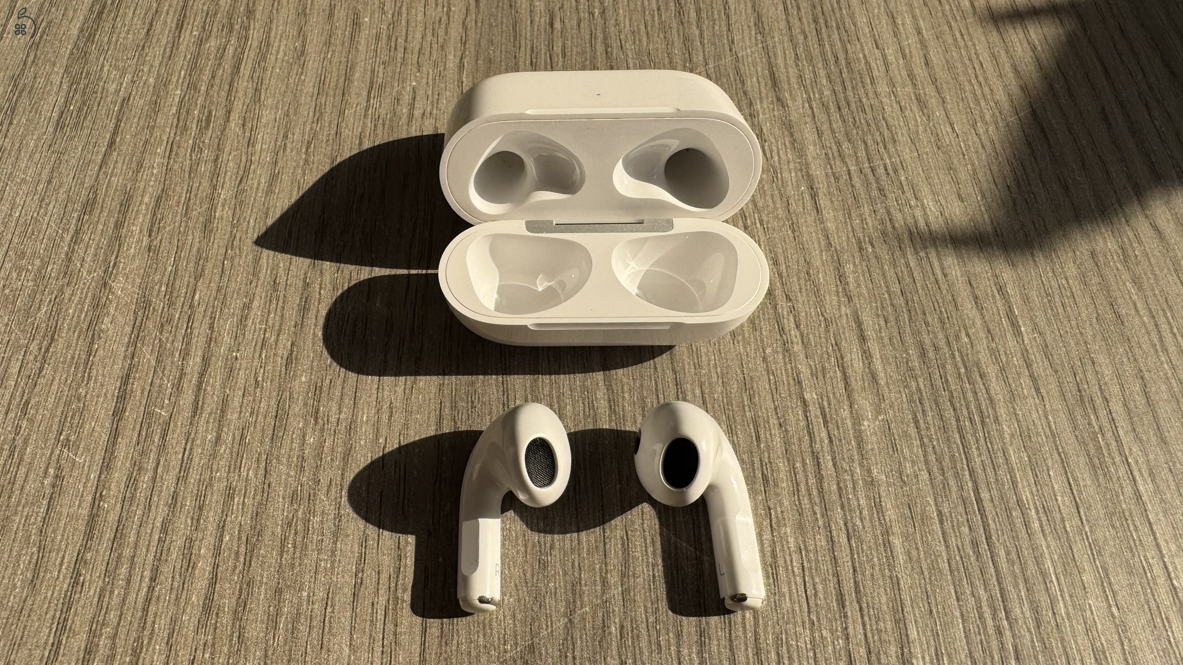 Apple AirPods (3. generáció), MagSafe/lightning töltőtokkal