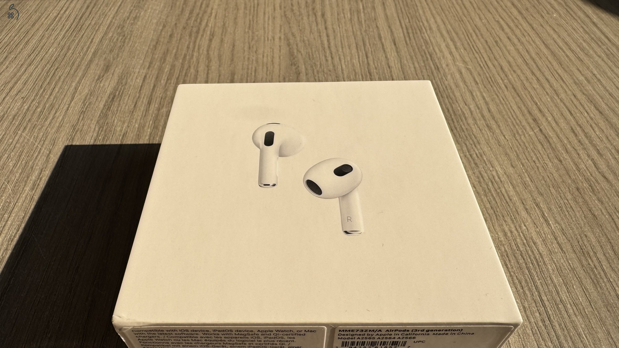 Apple AirPods (3. generáció), MagSafe/lightning töltőtokkal