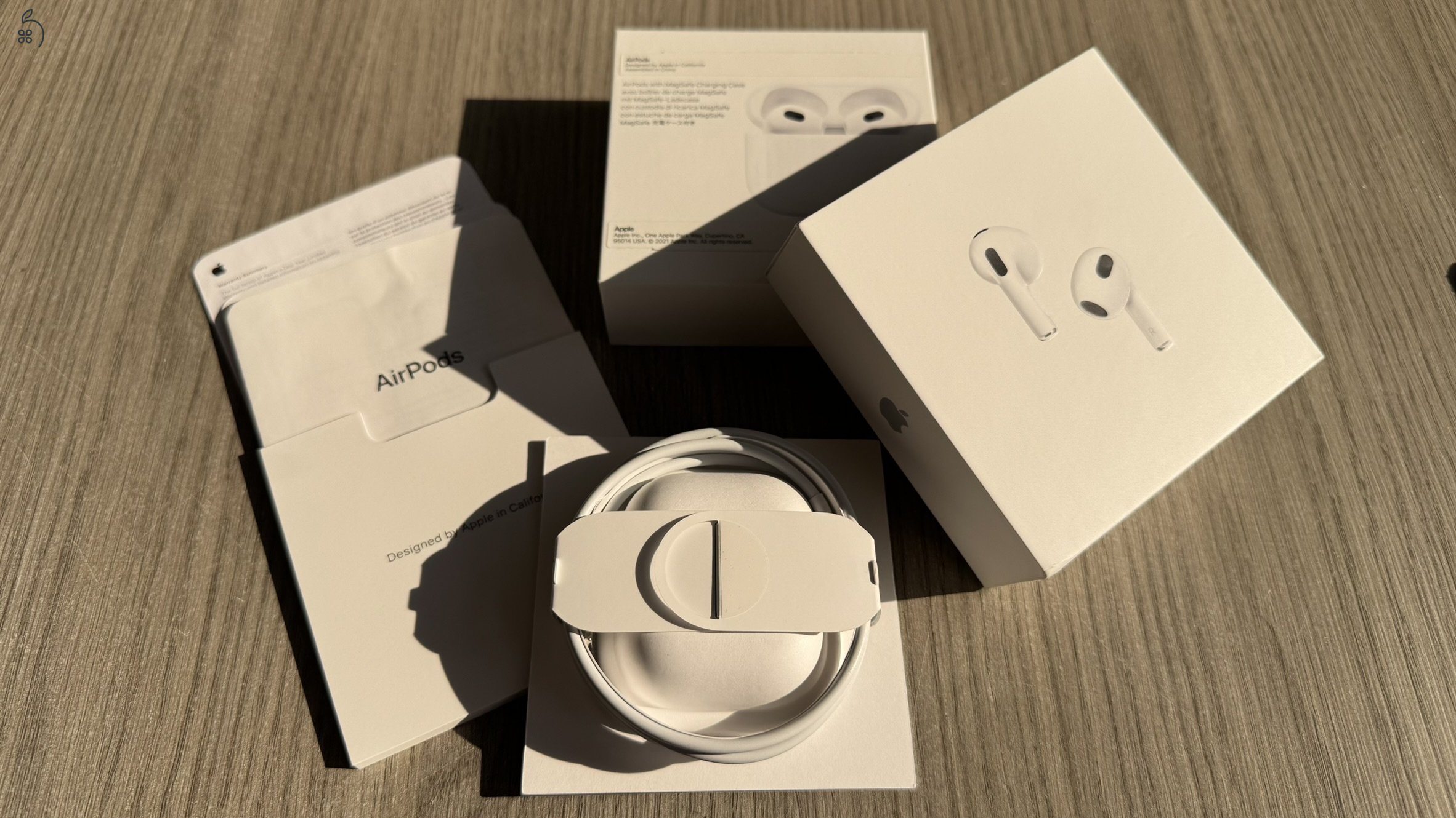 Apple AirPods (3. generáció), MagSafe/lightning töltőtokkal