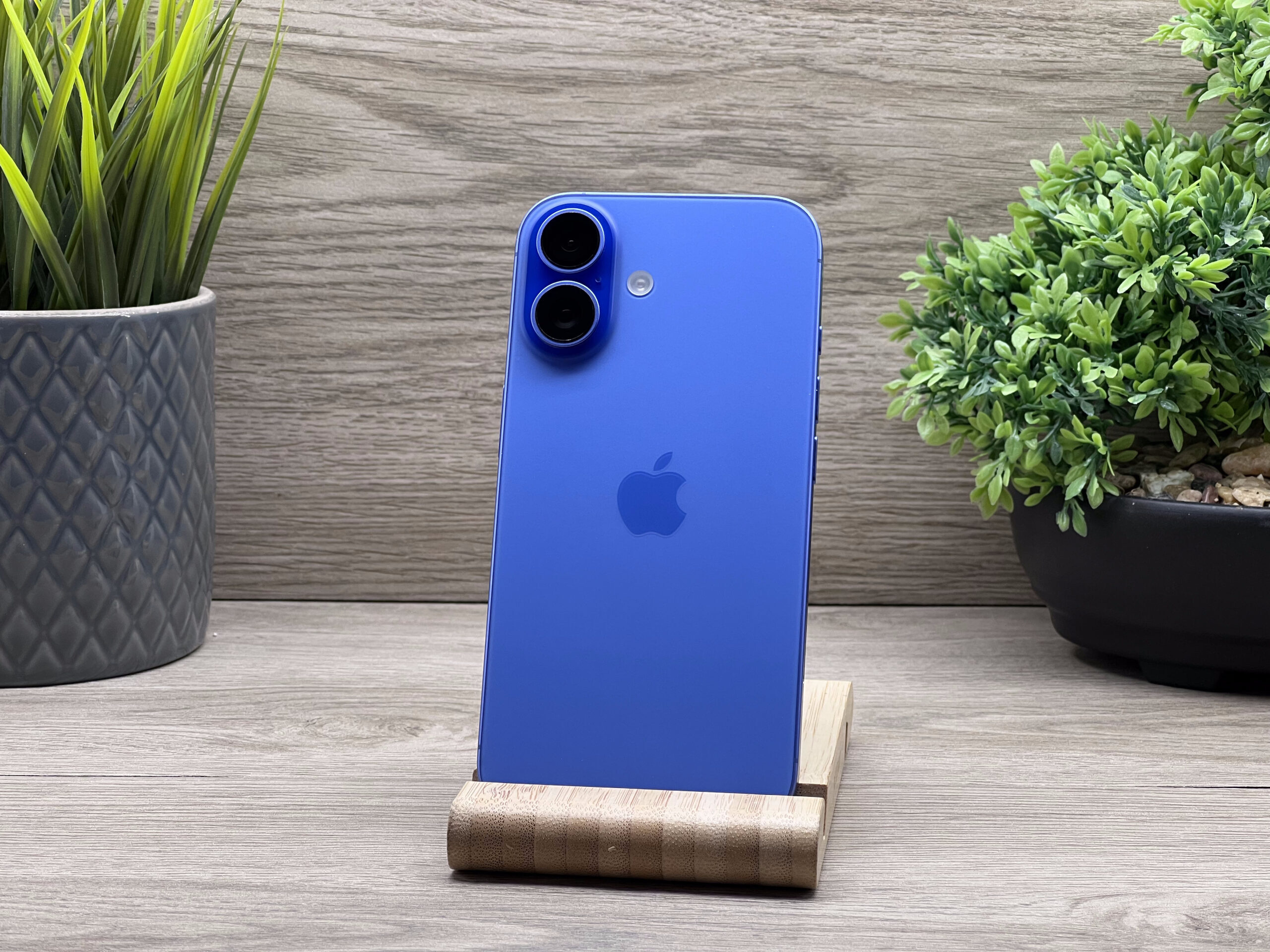 Hibátlan iPhone 16 Ultramarine 256GB 2 ÉV Garanciával 94%