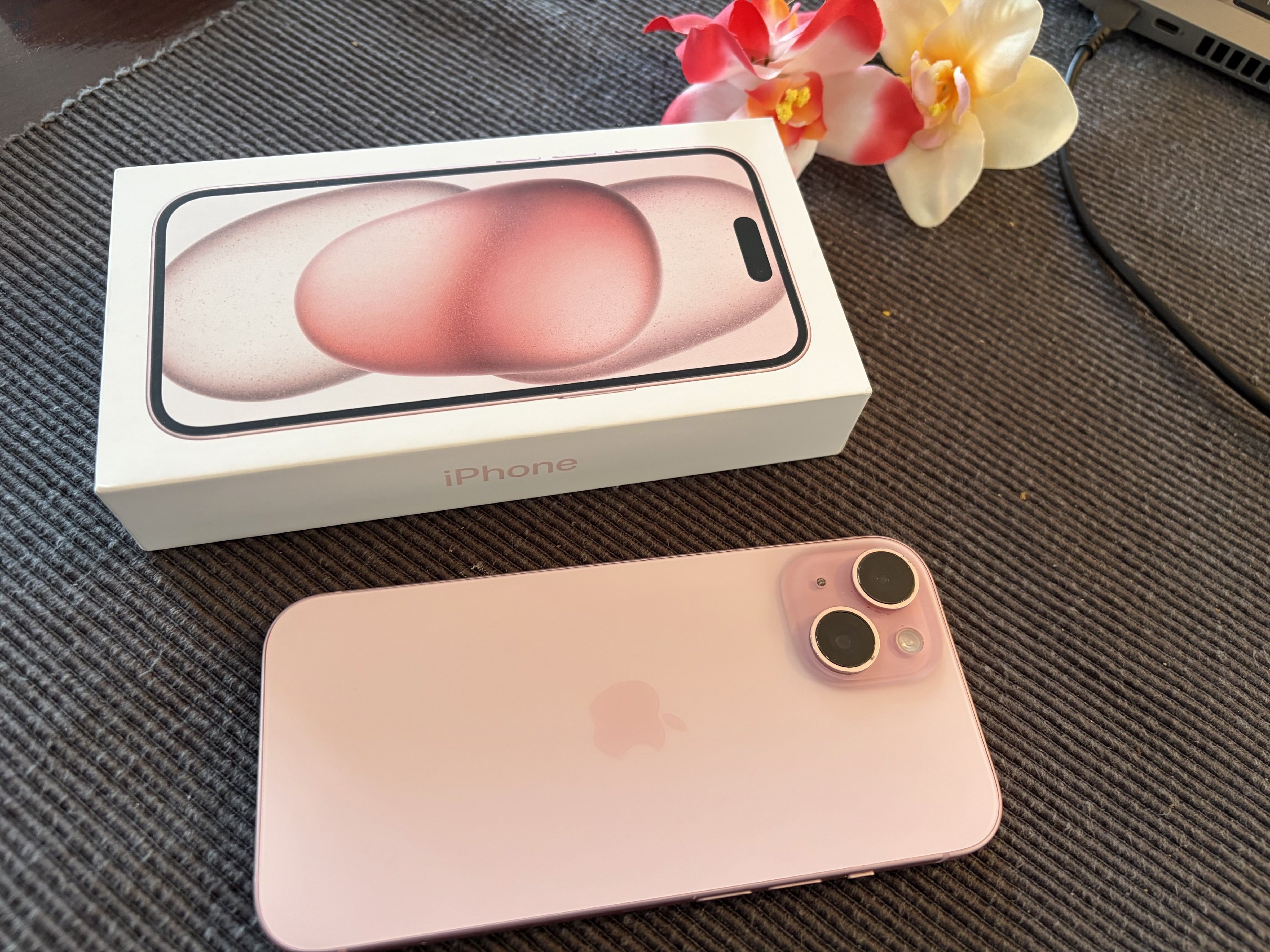 Apple iPhone 15 - kiegészítőkkel