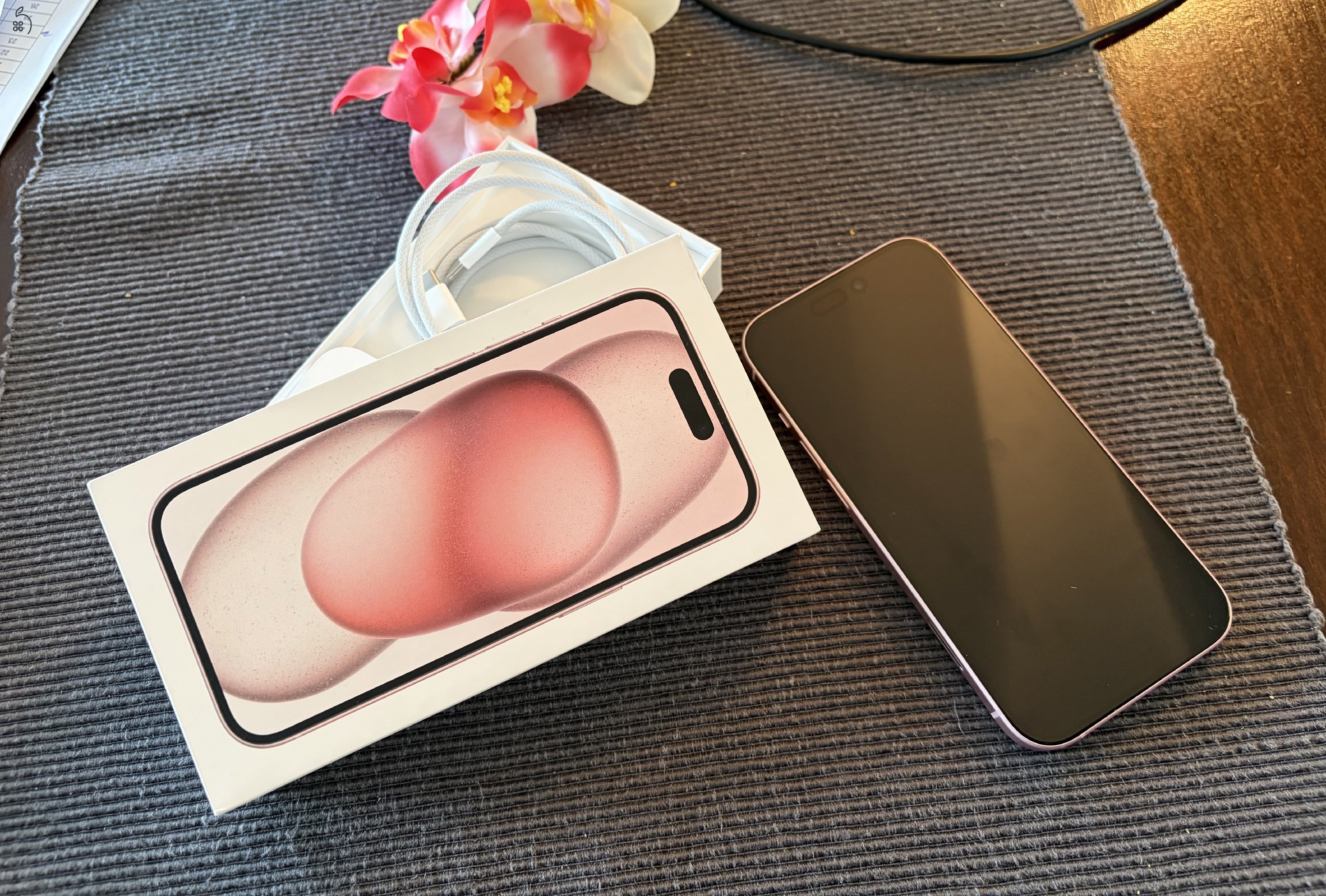 Apple iPhone 15 - kiegészítőkkel