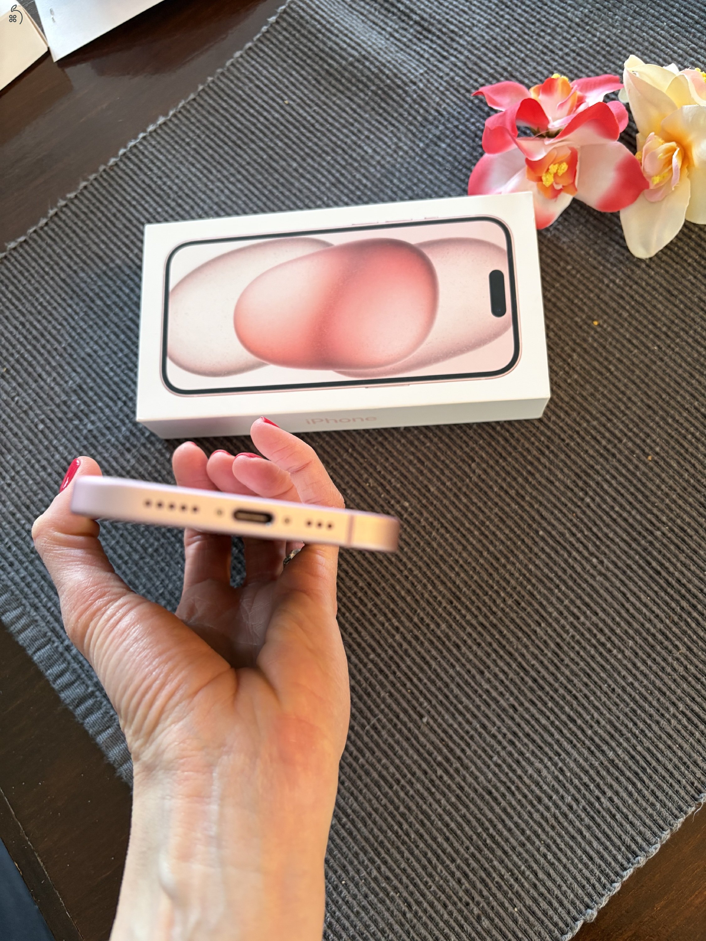 Apple iPhone 15 - kiegészítőkkel