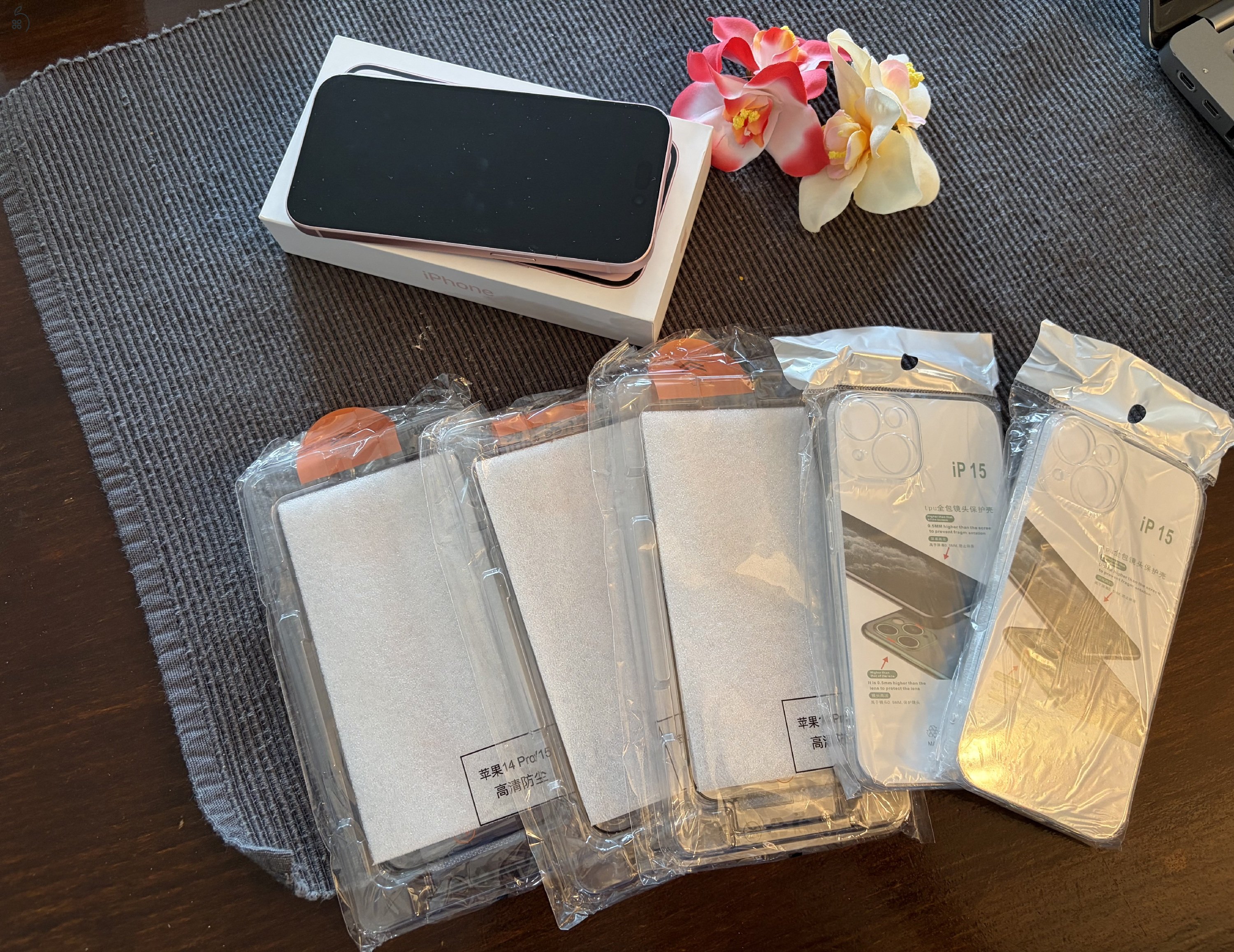 Apple iPhone 15 - kiegészítőkkel