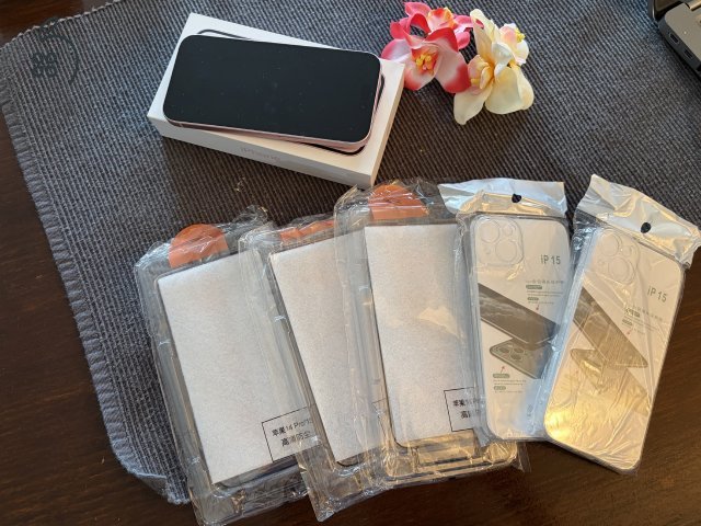 Apple iPhone 15 - kiegészítőkkel