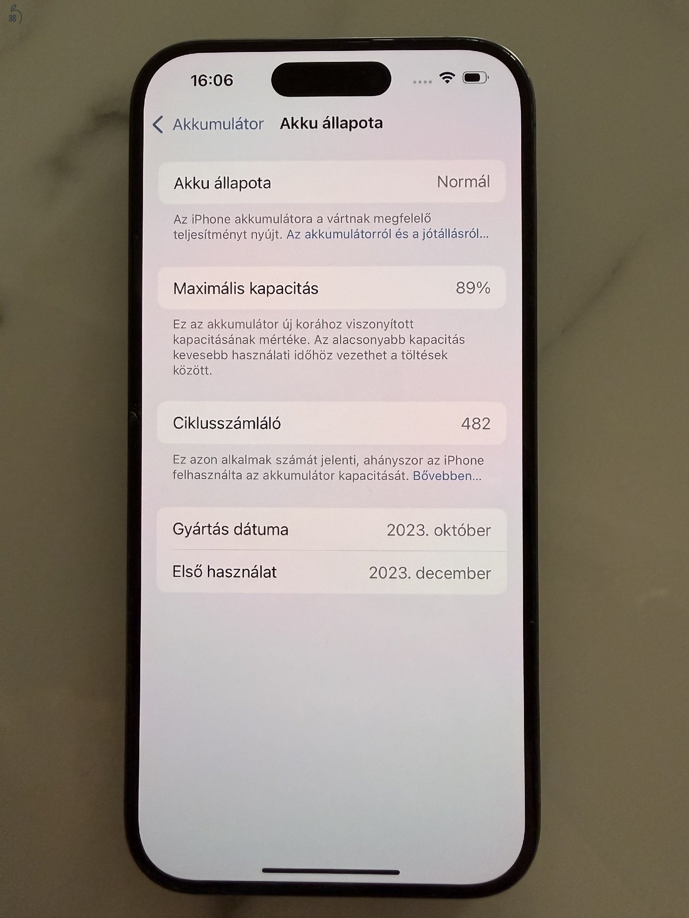 iPhone 15 Pro 256GB Fekete Titán - Újszerű, 89% aksi