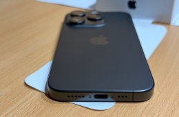 iPhone 15 Pro 128 GB Black Titanium - új, biztosításban cserélt, 3 ciklus