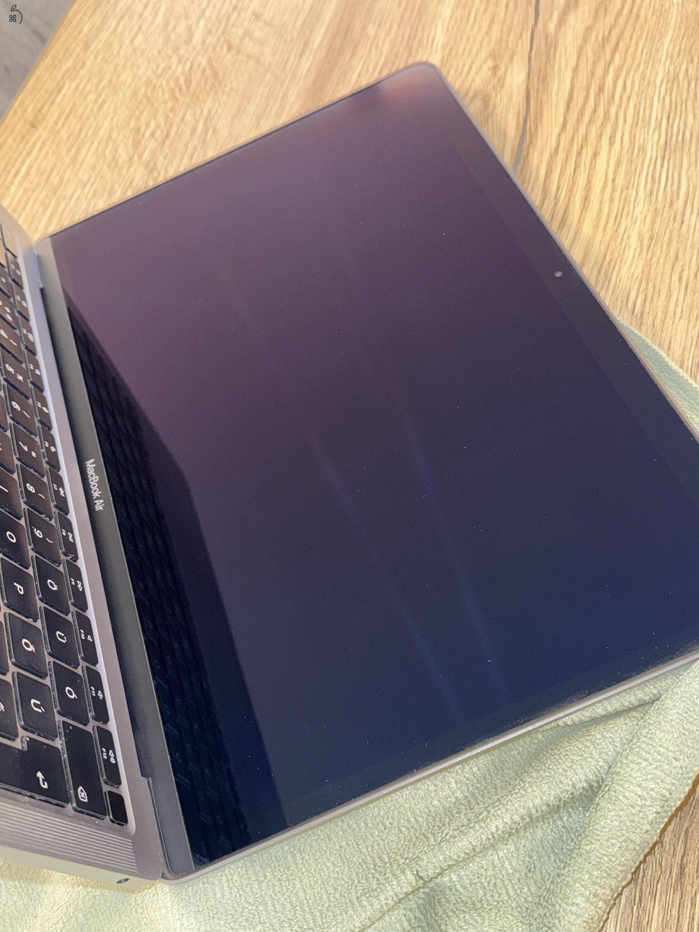 ???? Makulátlan MacBook Air M1 256 GB– végig tokban tartva, dobozzal, töltővel