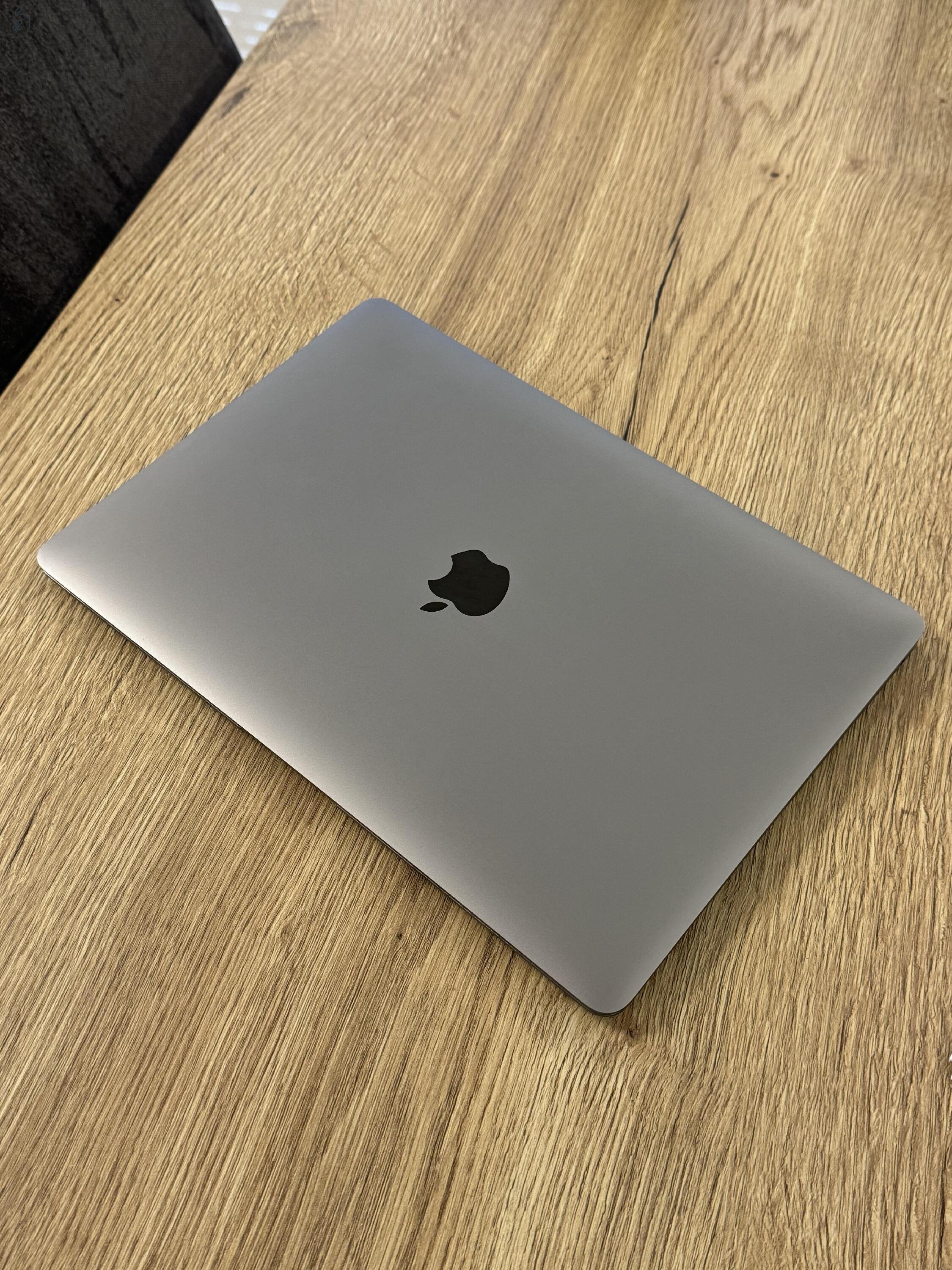 ???? Makulátlan MacBook Air M1 256 GB– végig tokban tartva, dobozzal, töltővel