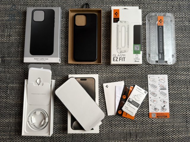 iPhone 15 Pro Max 256 GB Natural Titanium, iStyle garancia 2027.01.15-ig, 90% aksi + Nomad Modern Leather Case, Spigen üvegfólia