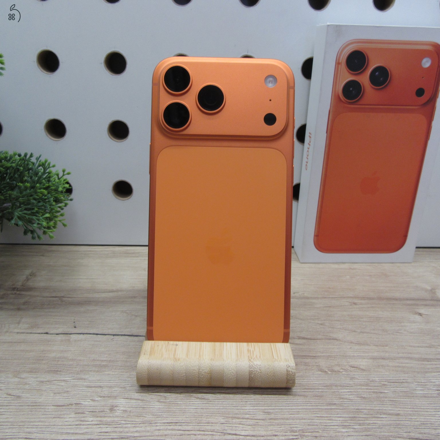 Apple iPhone 17 Pro Max 256GB Cosmic Orange – Újszerű állapot – 100% akku (2 ciklus)