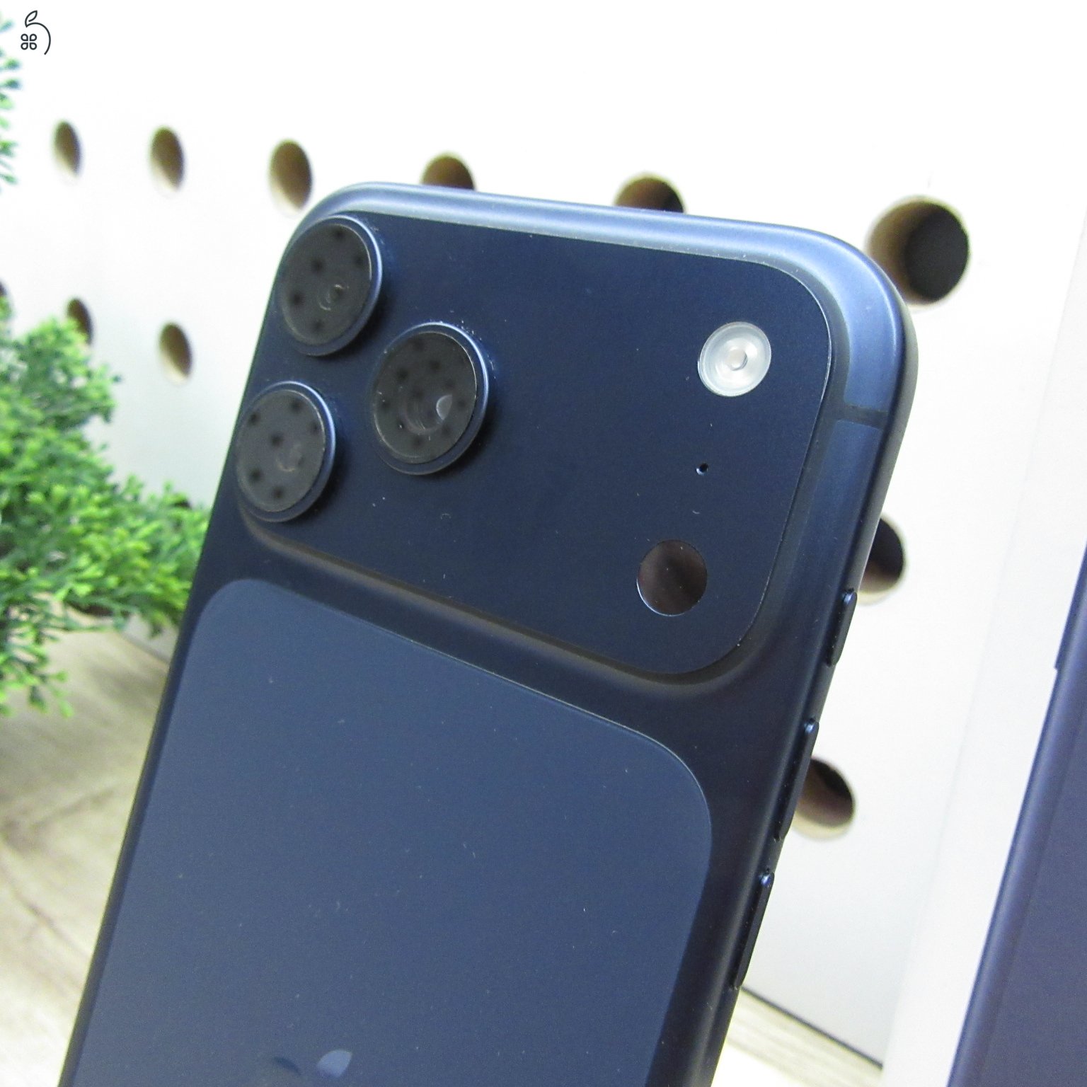 Apple iPhone 17 Pro Max 256GB Deep Blue – Karcmentes állapot – 100% akku (93 ciklus)