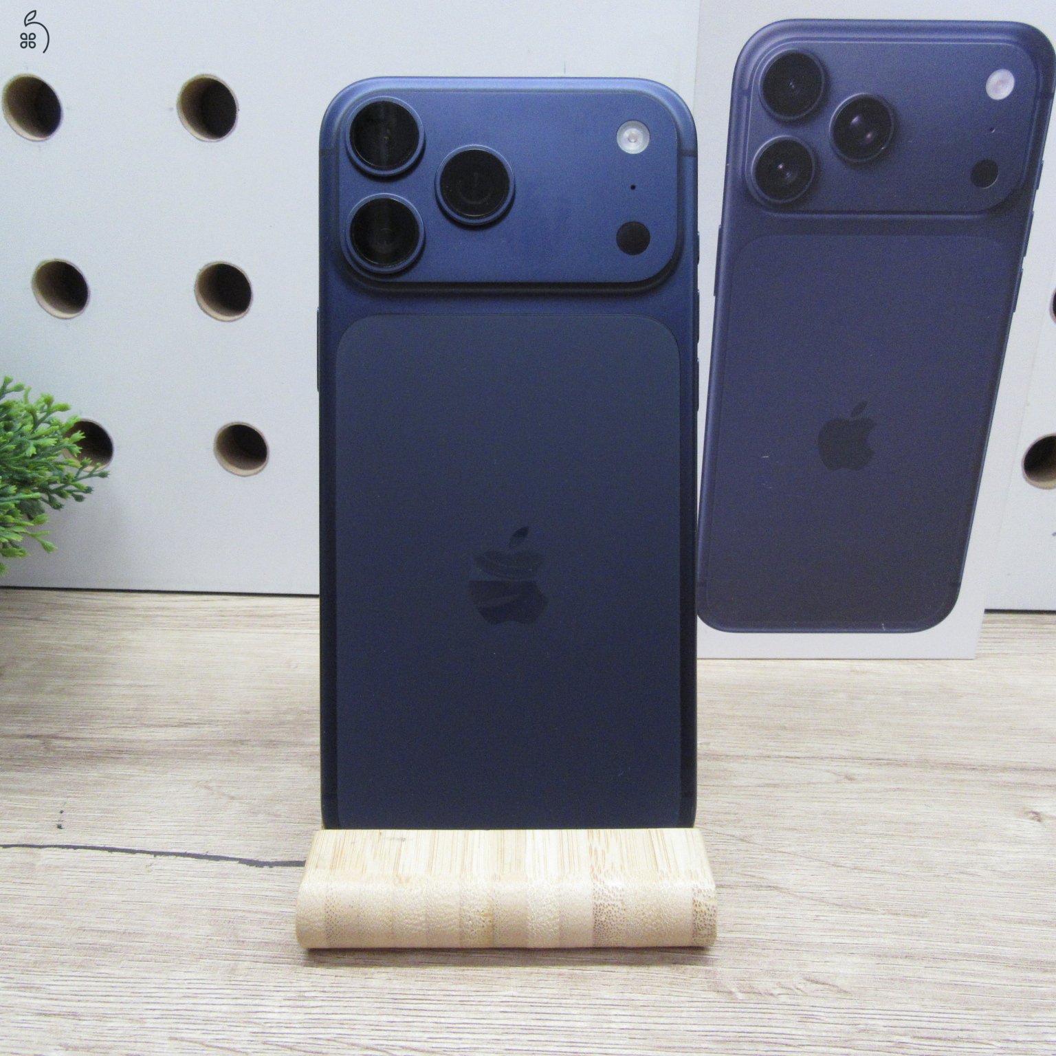 Apple iPhone 17 Pro Max 256GB Deep Blue – Karcmentes állapot – 100% akku (93 ciklus)