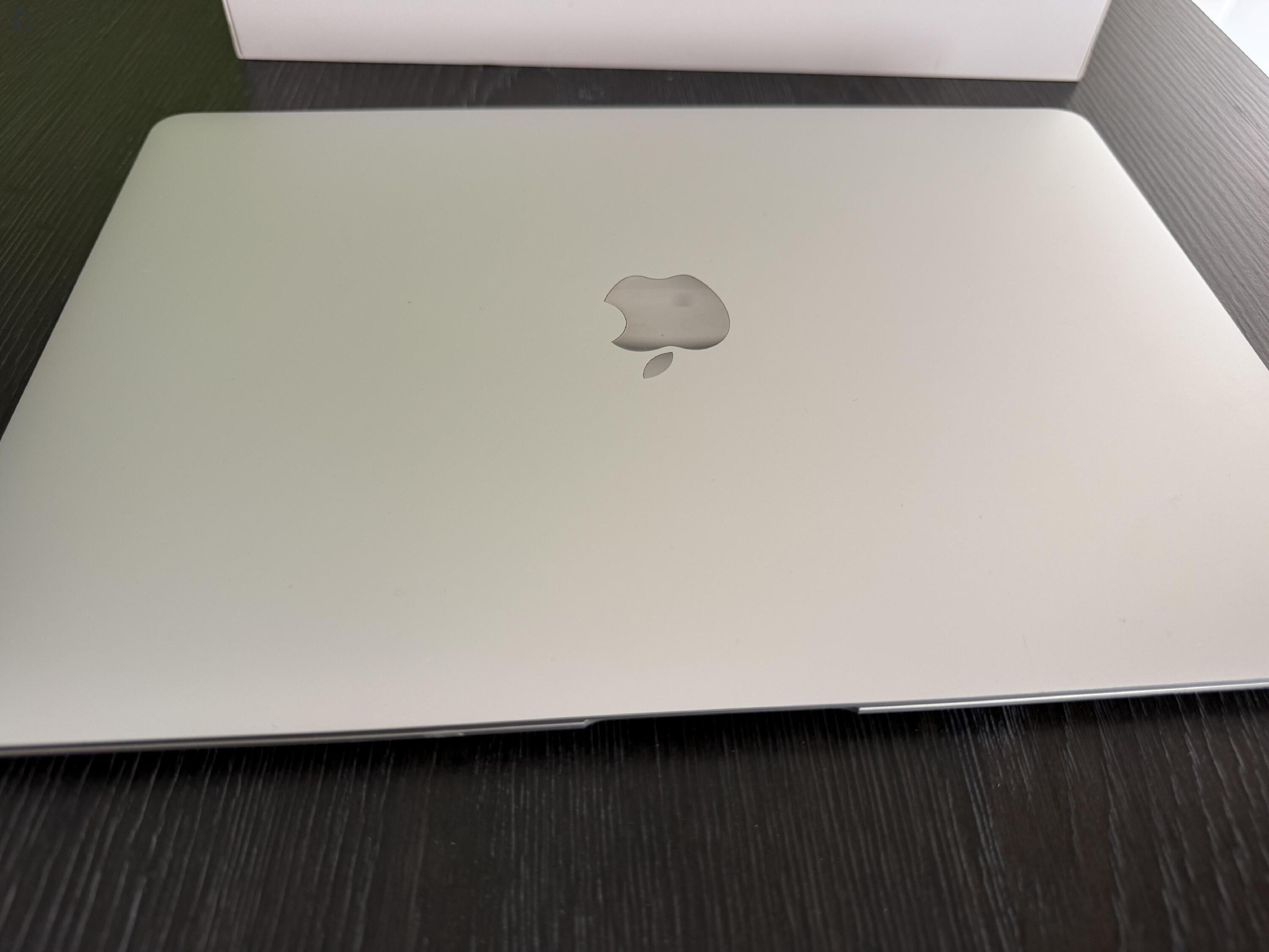Eladó MacBook Air 13,3” ezüst – 8GB RAM / 256GB SSD