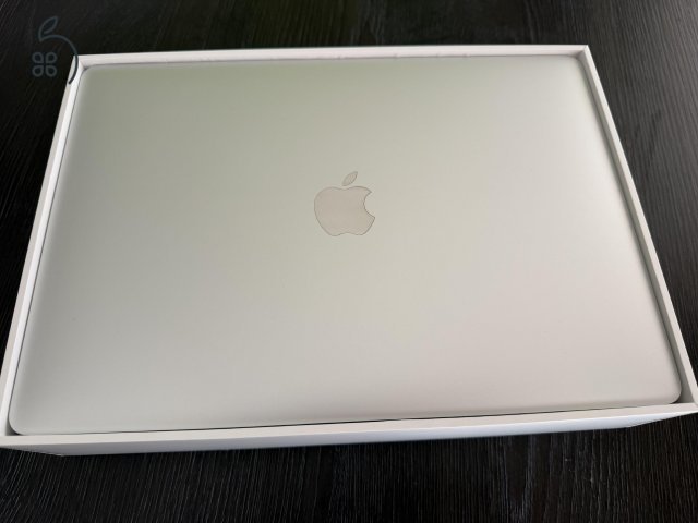 Eladó MacBook Air 13,3” ezüst – 8GB RAM / 256GB SSD