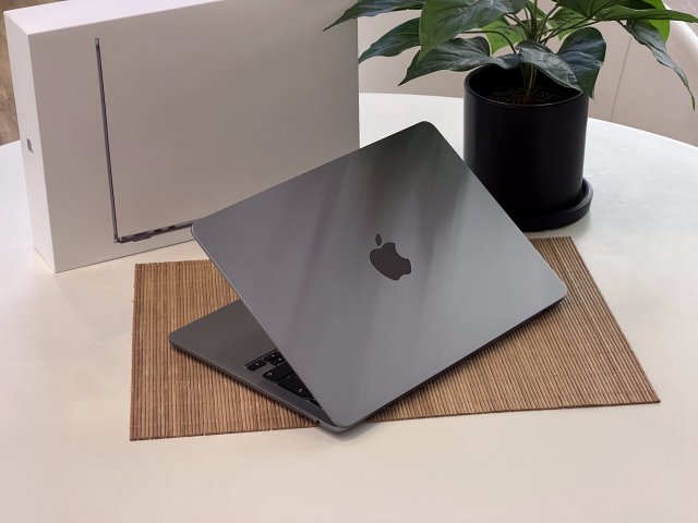 Hibátlan MacBook Air 2022 M2 13” 256GB 8GB 2 ÉV Garanciával