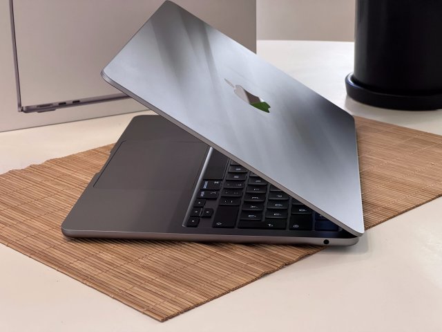 Hibátlan MacBook Air 2022 M2 13” 256GB 8GB 2 ÉV Garanciával
