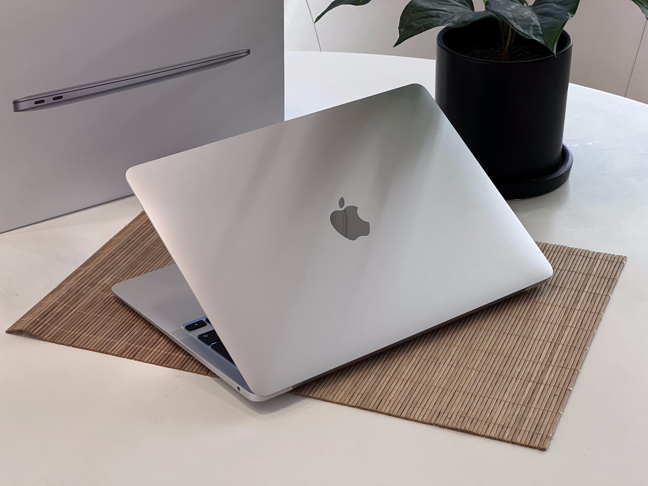 Hibátlan MacBook Air 2020 M1 13” 256GB 8GB 2 ÉV Garanciával