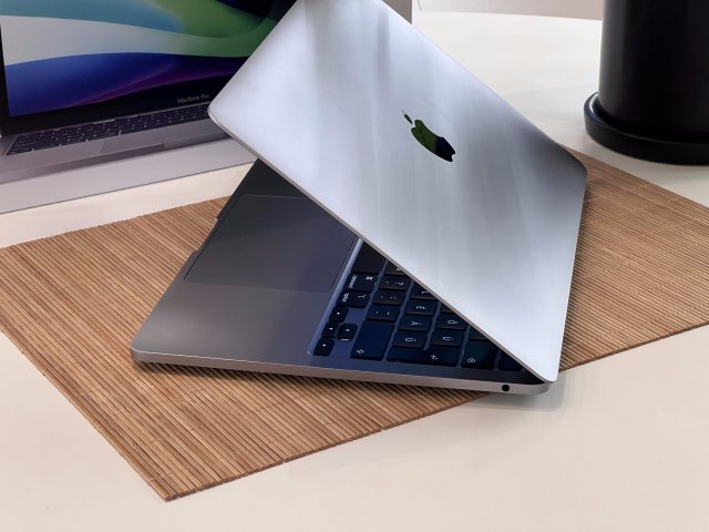 Hibátlan MacBook Pro 2020 M1 13” 256GB 8GB 2 ÉV Garanciával