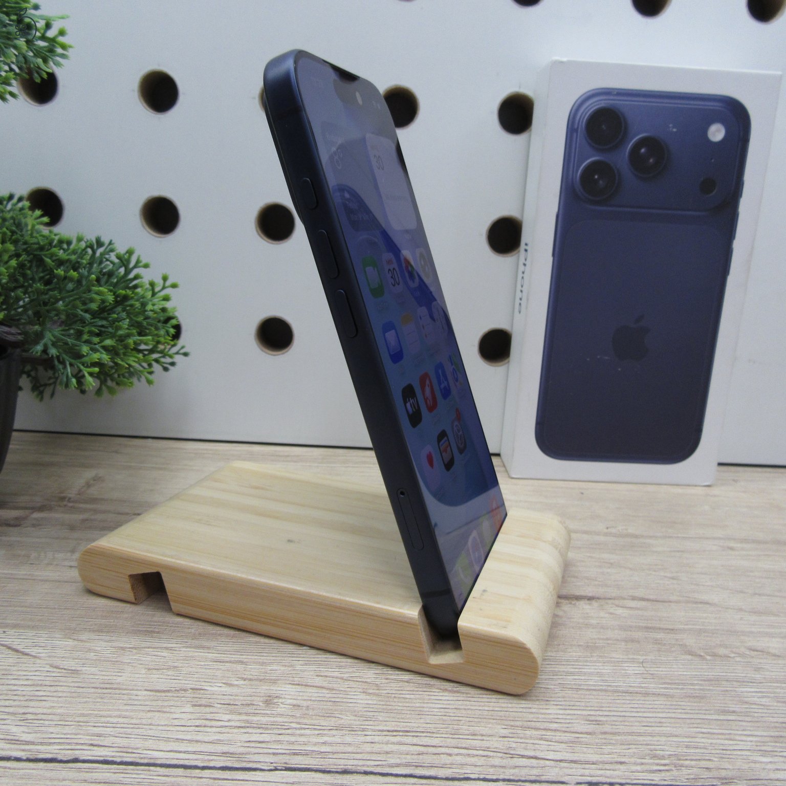 Apple iPhone 17 Pro 256GB Deep Blue – Újszerű állapot – 100% akku (19 ciklus)