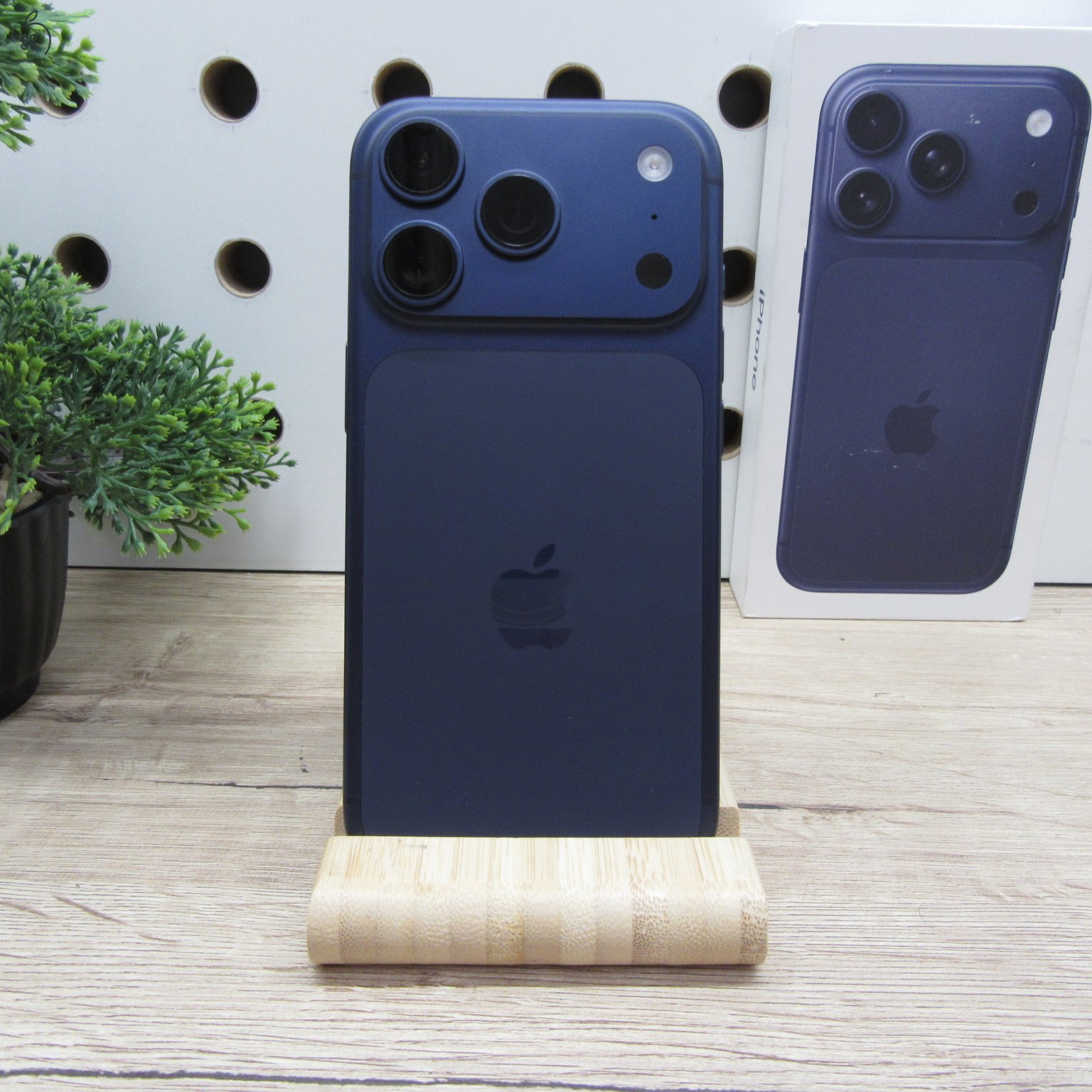 Apple iPhone 17 Pro 256GB Deep Blue – Újszerű állapot – 100% akku (51 ciklus)