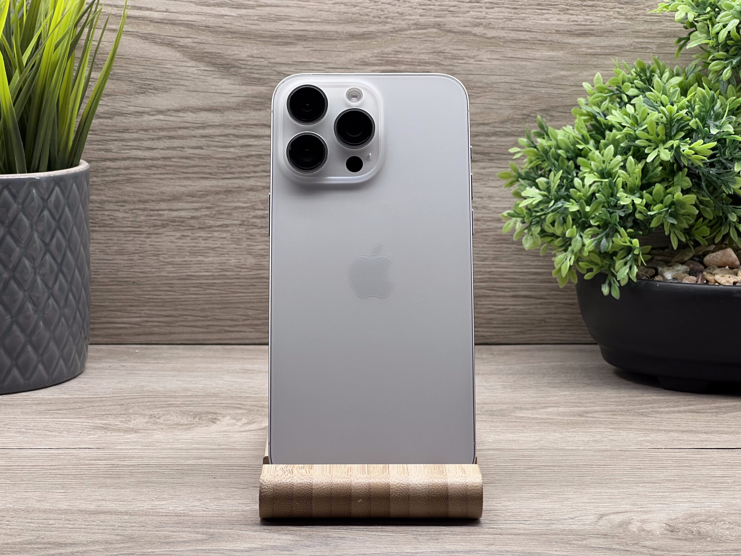 Hibátlan iPhone 15 Pro Max White Titanium 256GB 2 ÉV Garanciával 90%