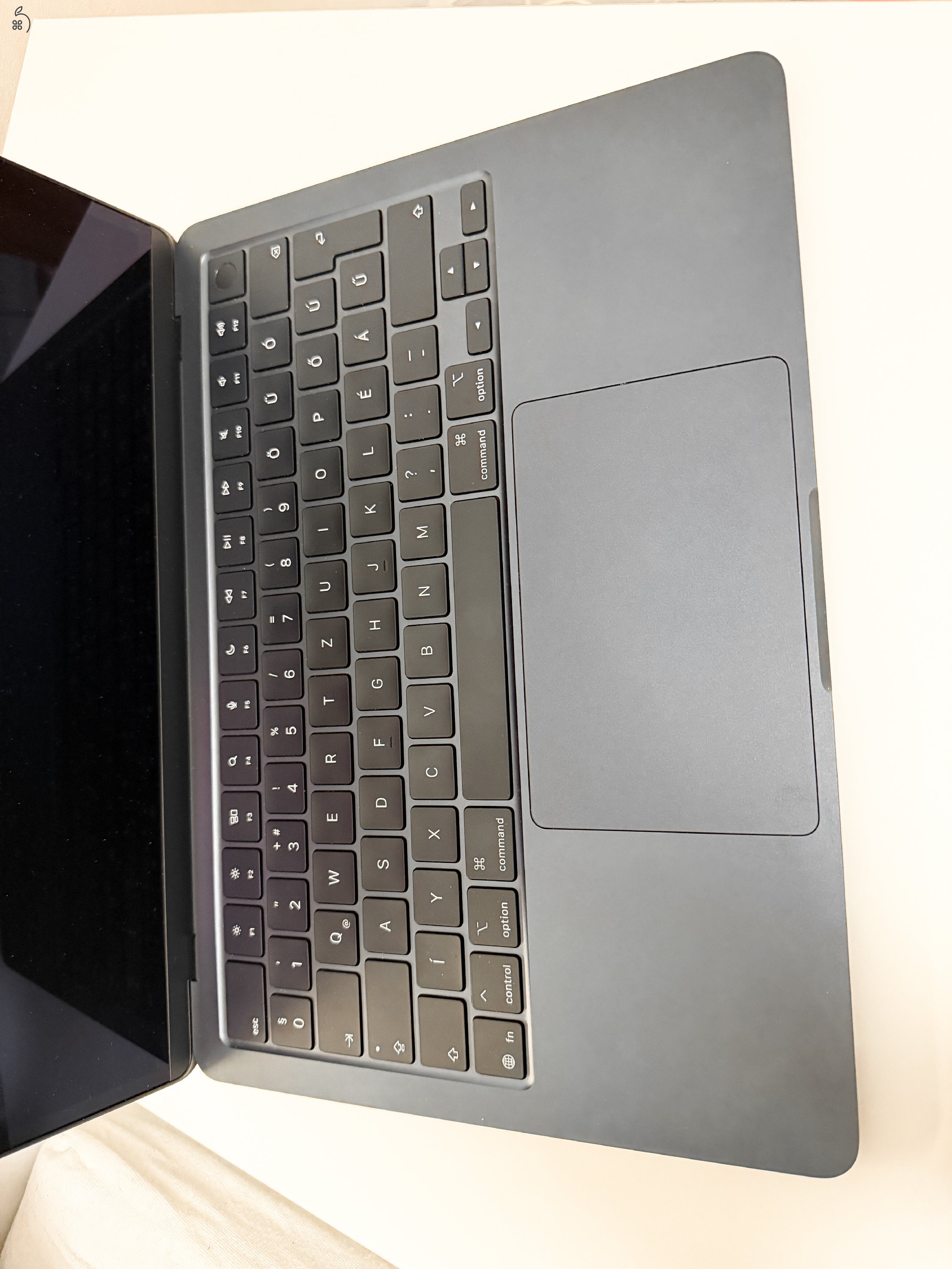 Apple MacBook Air 13,6 M4 - Éjfekete