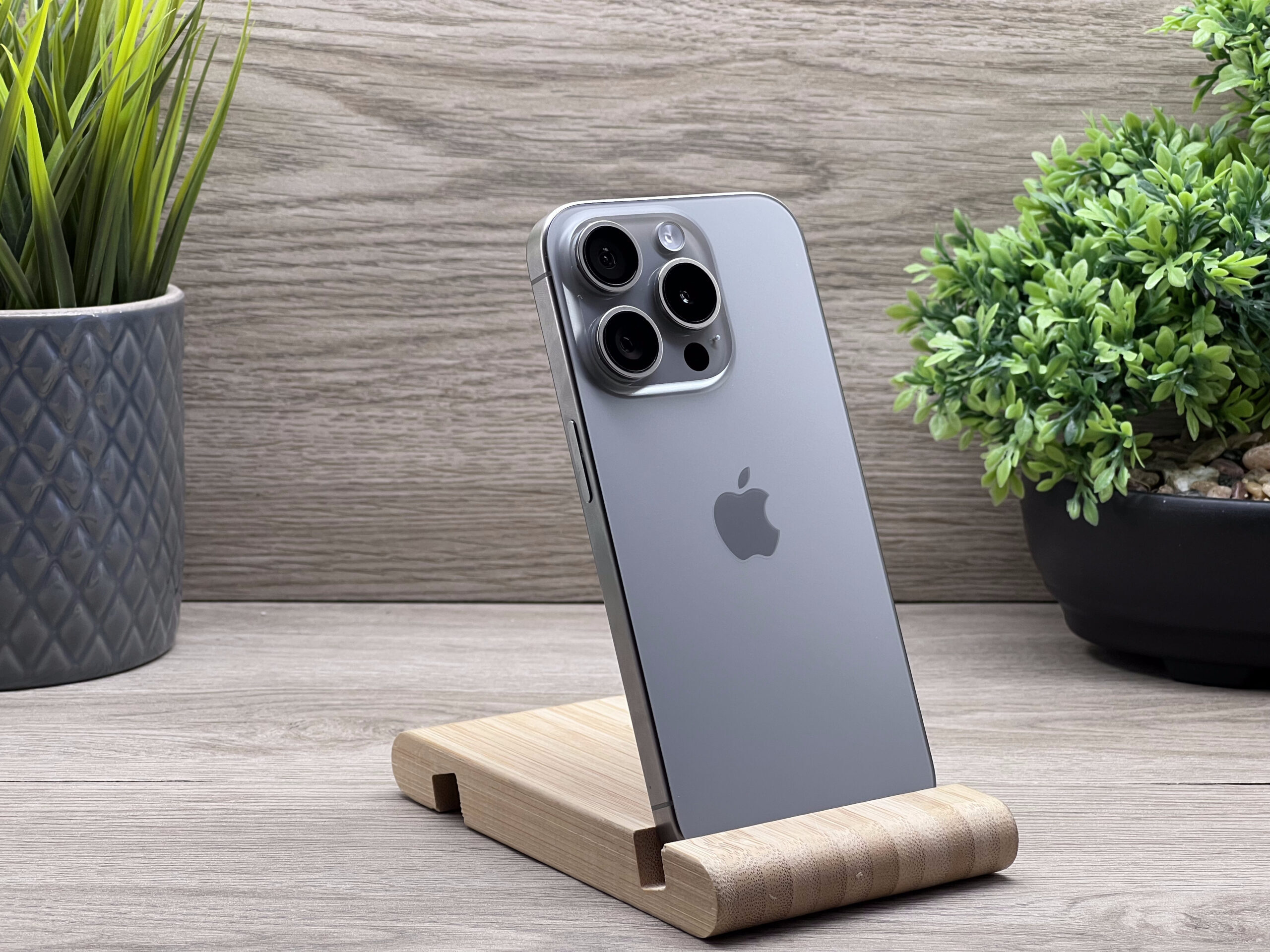 Hibátlan iPhone 15 Pro Natural Titanium 128GB 2 ÉV Garanciával