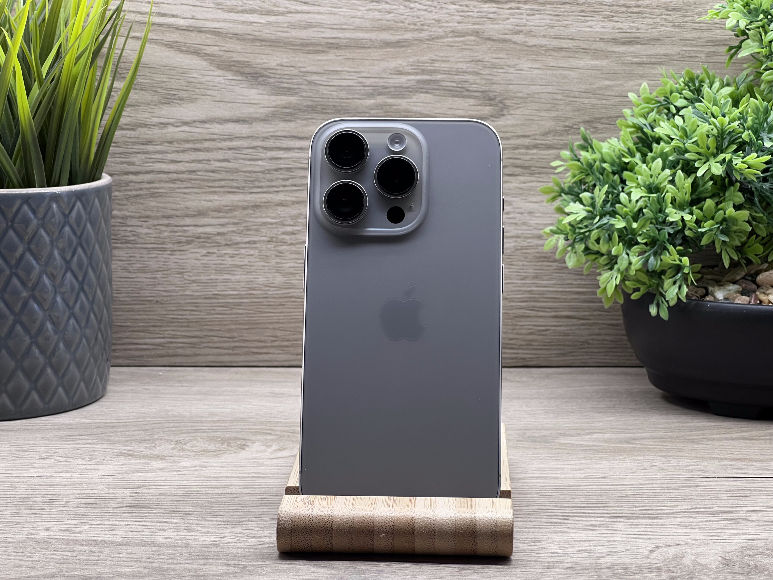 Hibátlan iPhone 15 Pro Natural Titanium 128GB 2 ÉV Garanciával