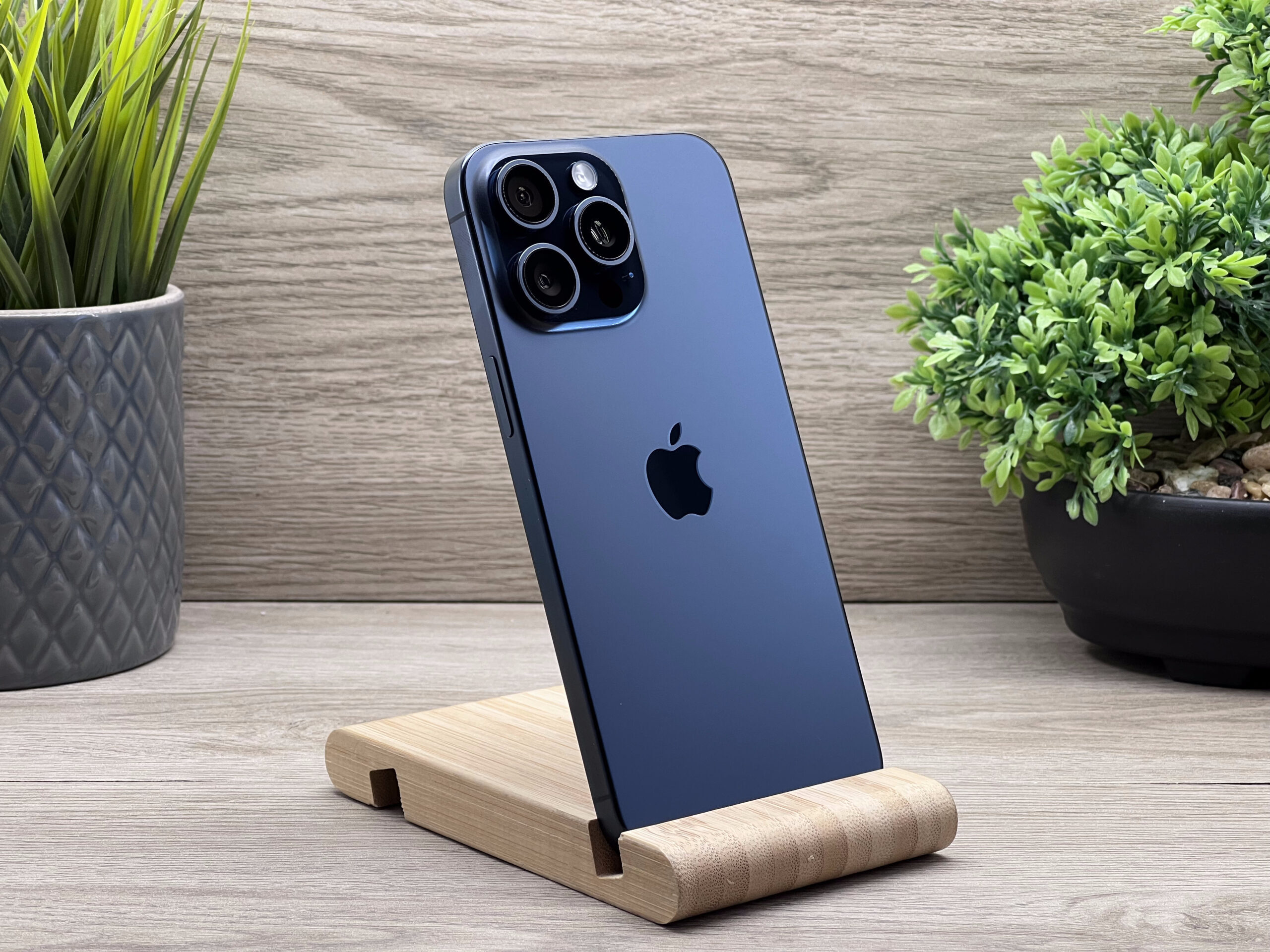 Hibátlan iPhone 15 Pro Max Blue Titanium 256GB 2 ÉV Garanciával 90%