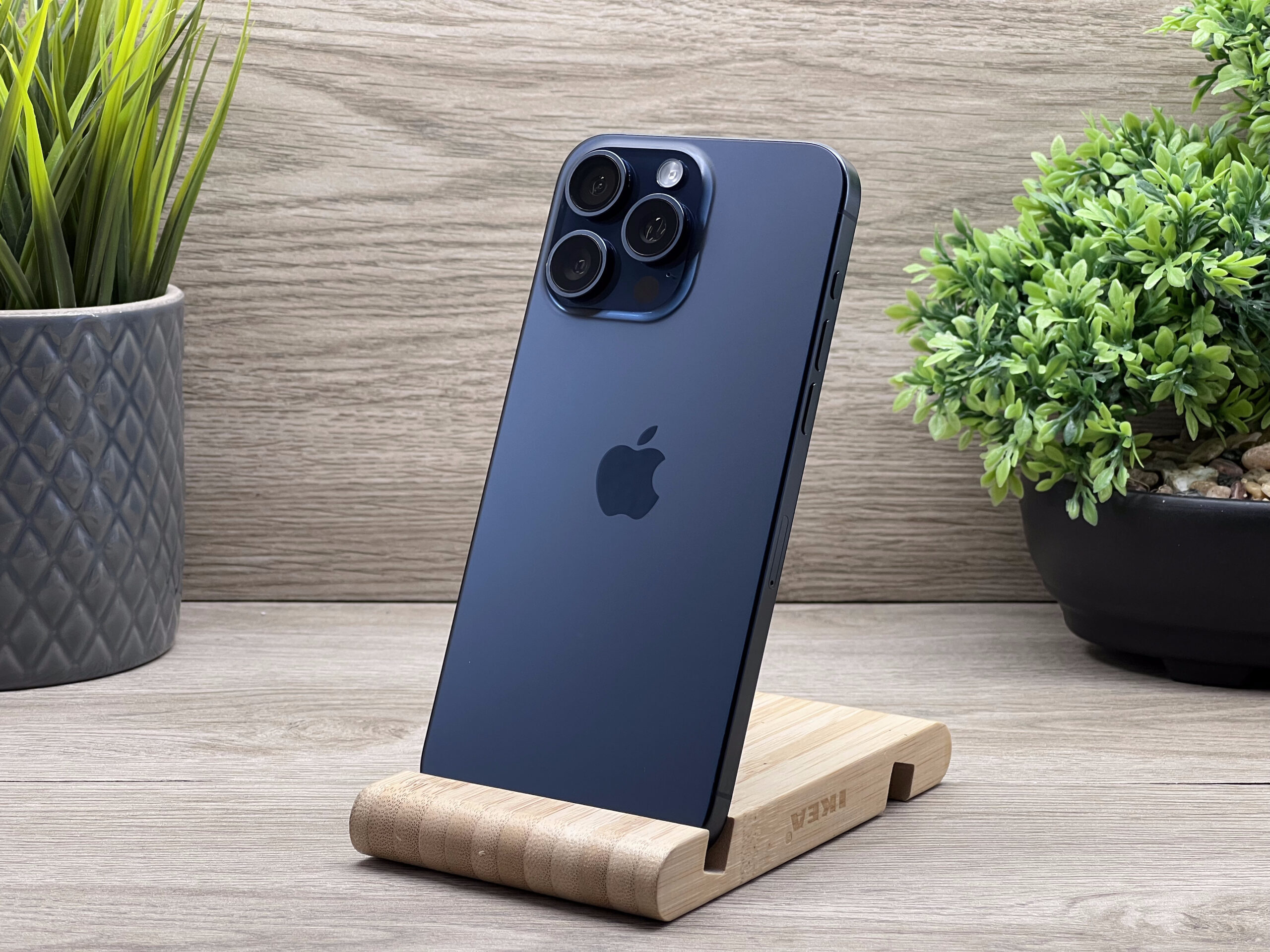 Hibátlan iPhone 15 Pro Max Blue Titanium 256GB 2 ÉV Garanciával 90%