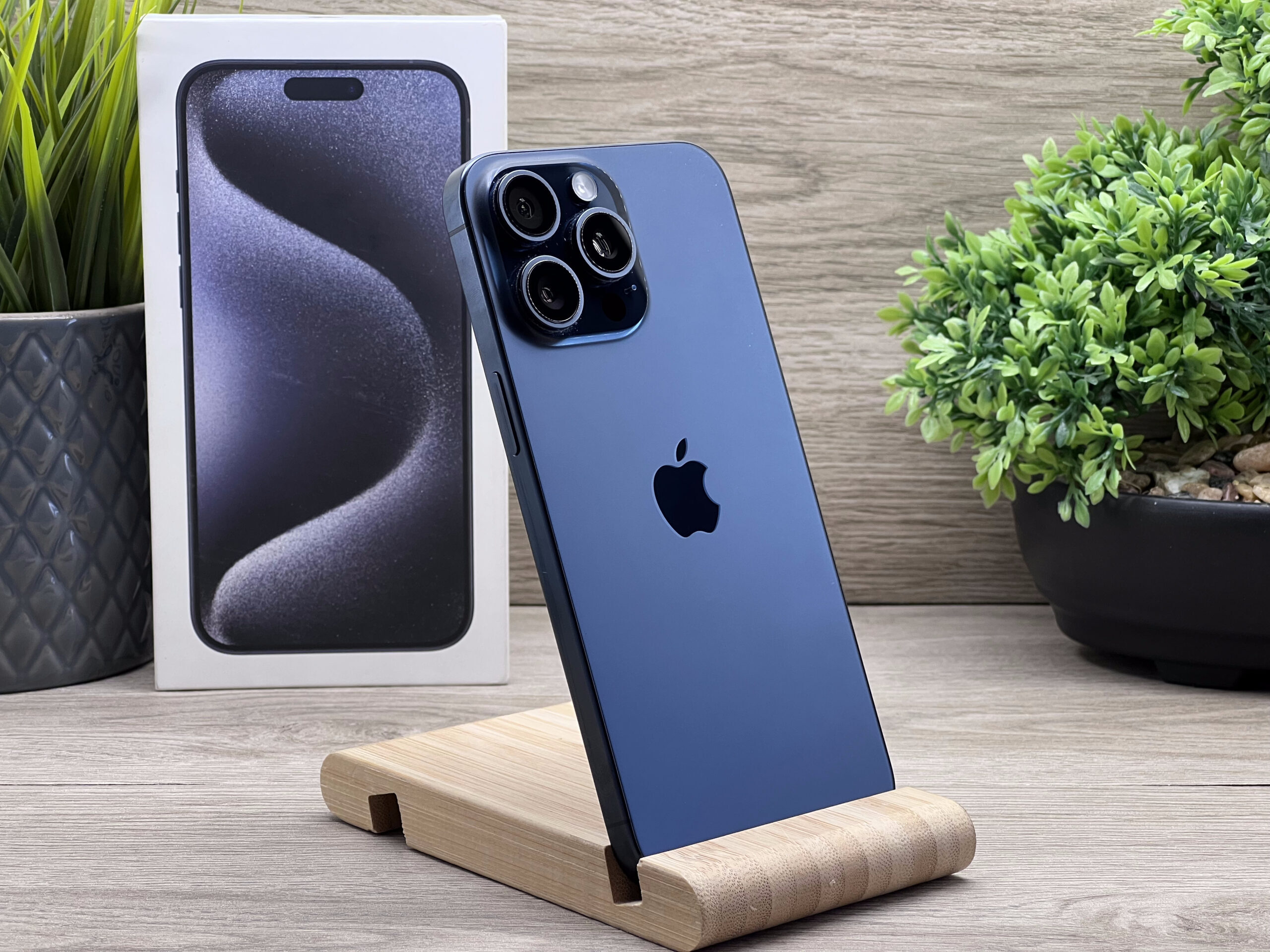 Hibátlan iPhone 15 Pro Max Blue Titanium 256GB 2 ÉV Garanciával 92%